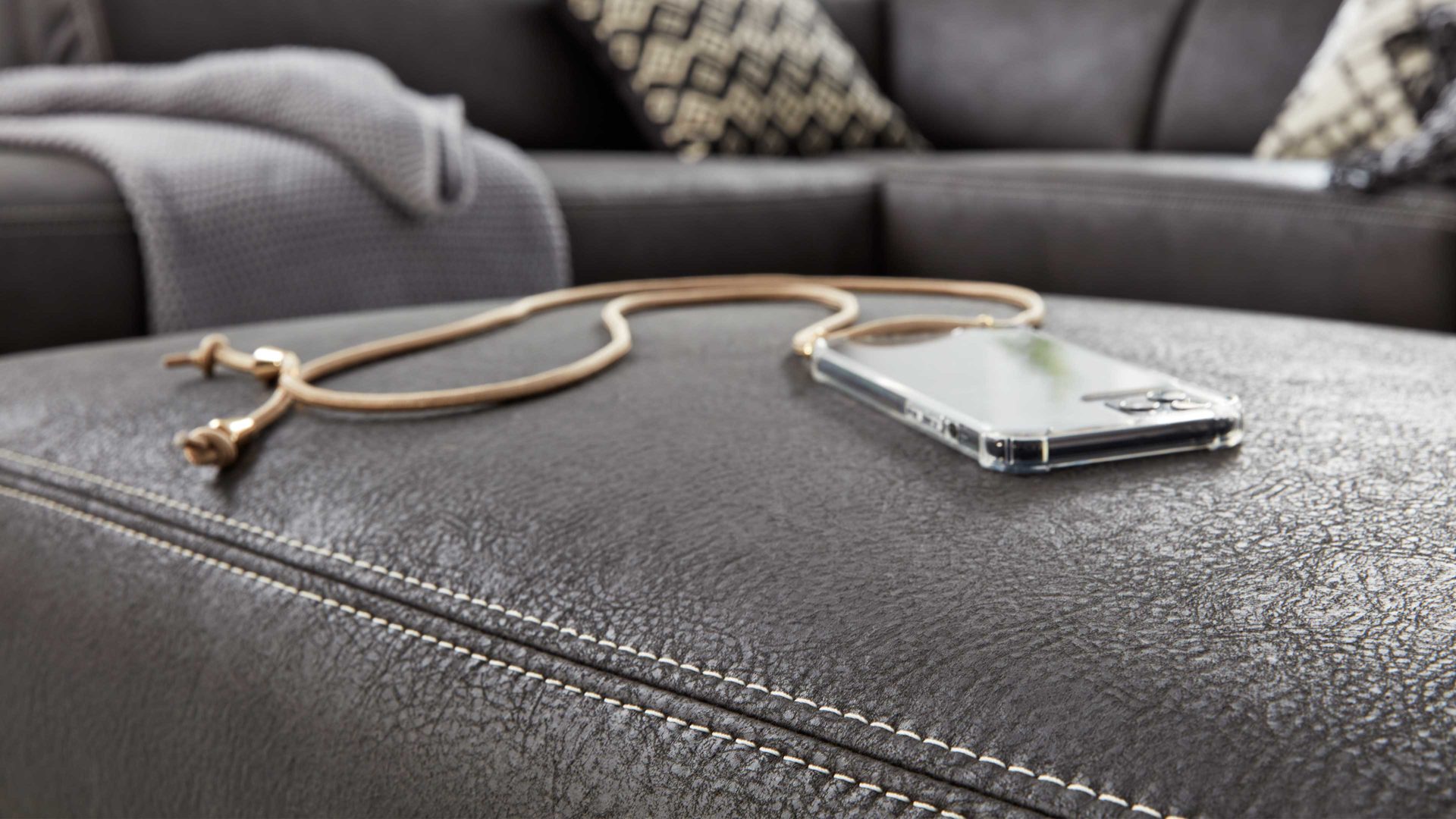 Polsterhocker Interliving aus Stoff in Anthrazit Interliving Sofa Serie 4252 – Polsterhocker anthrazitfarbener Stoff Büffel & Metallfüße – ca. 125 x 65 cm