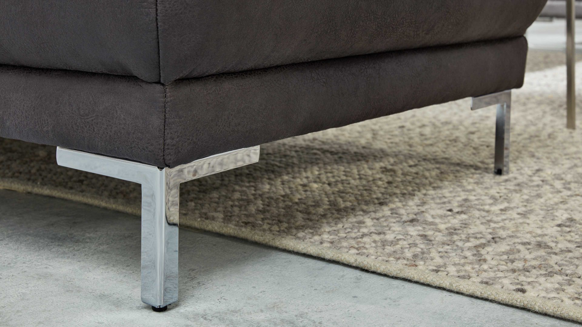 Polsterhocker Interliving aus Stoff in Anthrazit Interliving Sofa Serie 4252 – Polsterhocker anthrazitfarbener Stoff Büffel & Metallfüße – ca. 125 x 65 cm