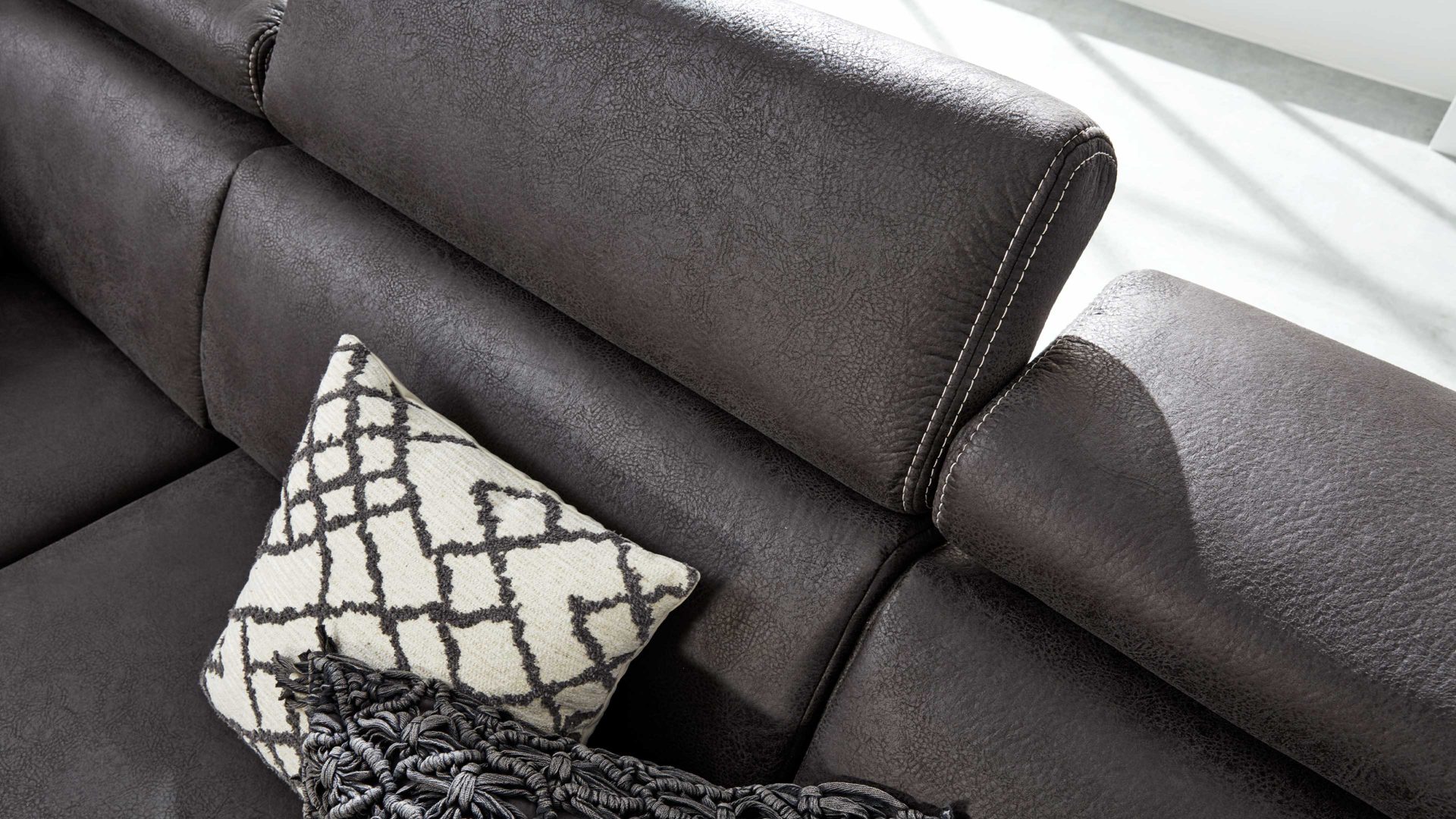 Funktion Interliving aus Metall in Transparent Interliving Sofa Serie 4252 – Kopfteilverstellung manuelle Funktion mit Höhenverstellung