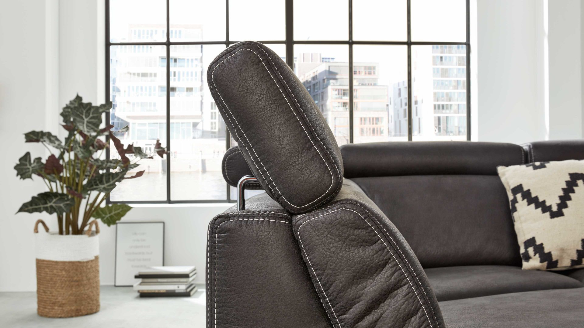 Funktion Interliving aus Metall in Transparent Interliving Sofa Serie 4252 – Kopfteilverstellung manuelle Funktion mit Höhenverstellung