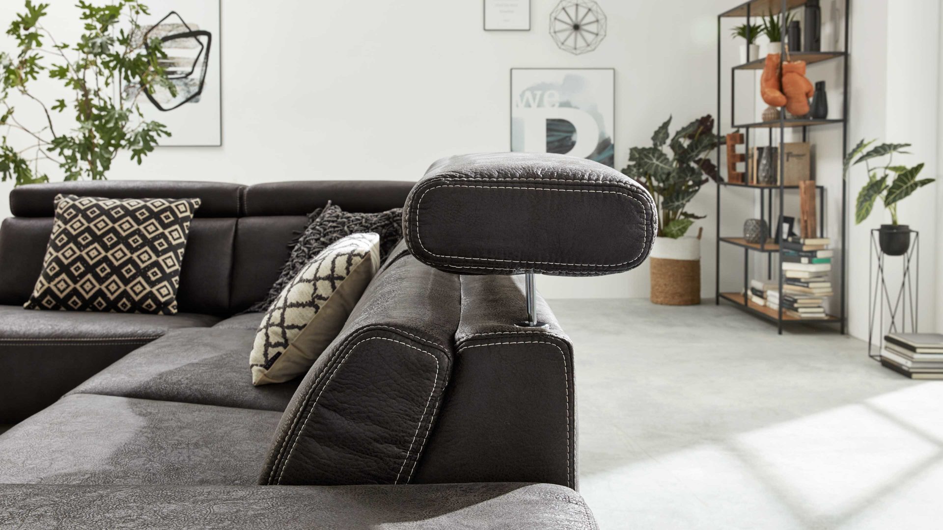 Funktion Interliving aus Metall in Transparent Interliving Sofa Serie 4252 – Kopfteilverstellung manuelle Funktion mit Höhenverstellung