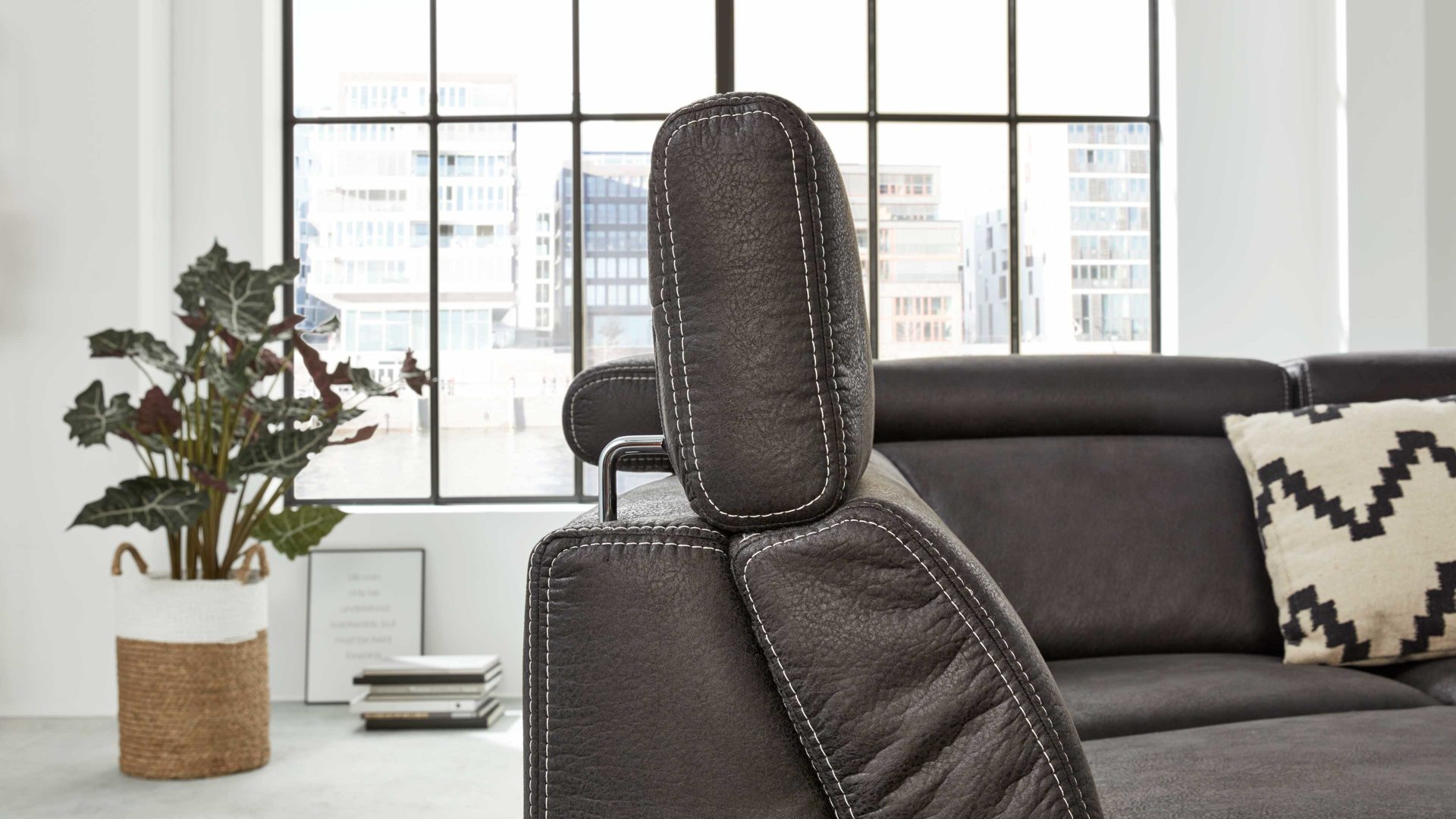 Funktion Interliving aus Metall in Transparent Interliving Sofa Serie 4252 – Kopfteilverstellung manuelle Funktion