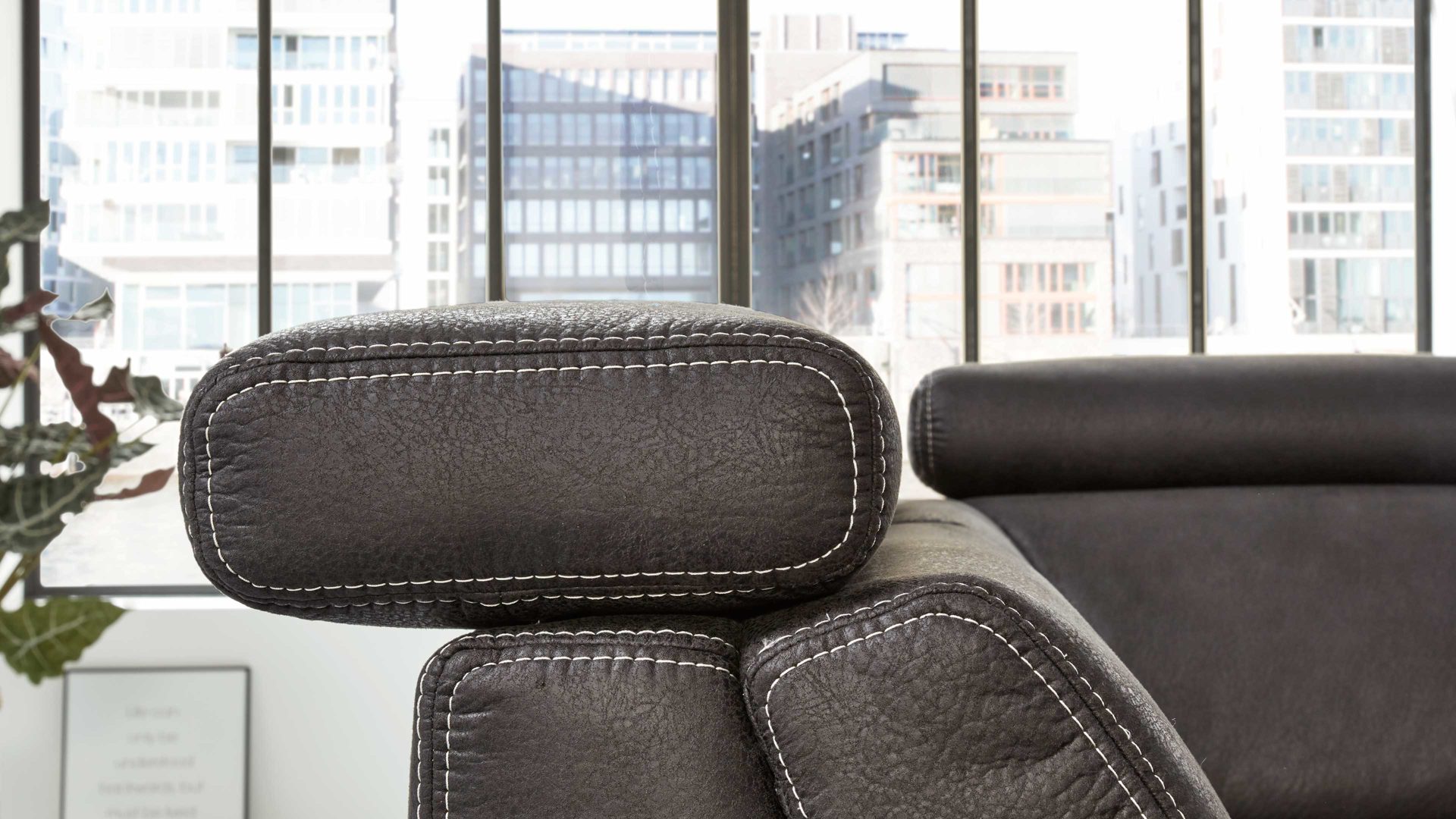 Funktion Interliving aus Metall in Transparent Interliving Sofa Serie 4252 – Kopfteilverstellung manuelle Funktion mit Höhenverstellung