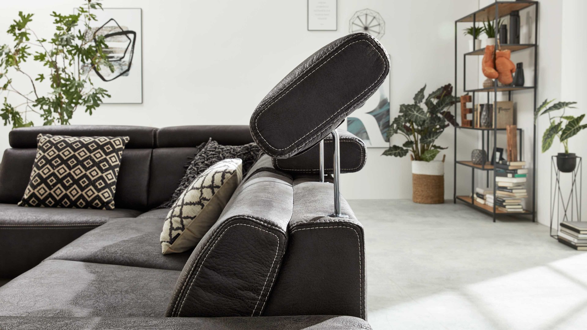 Funktion Interliving aus Metall in Transparent Interliving Sofa Serie 4252 – Kopfteilverstellung manuelle Funktion mit Höhenverstellung