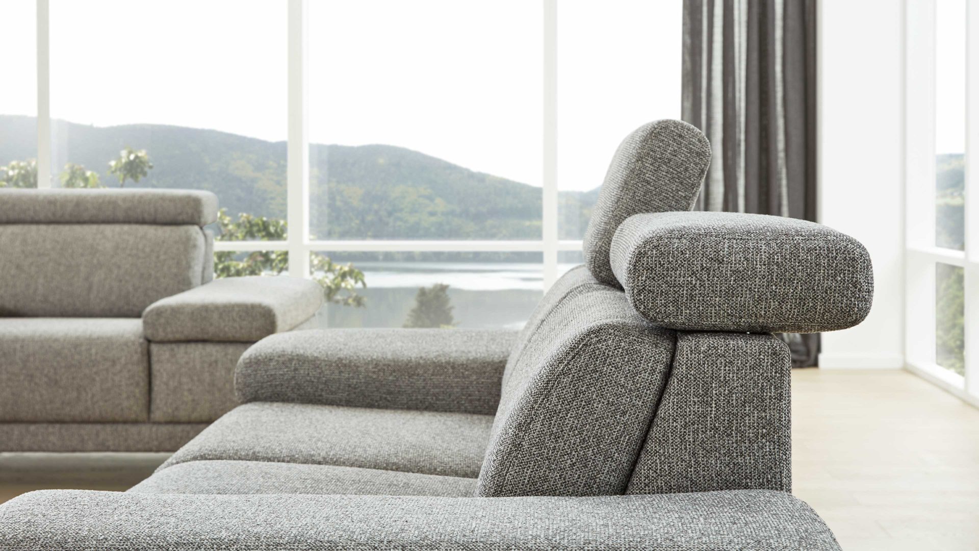 Funktion Interliving aus Metall in Transparent Interliving Sofa Serie 4252 – Kopfteilverstellung manuelle Funktion mit Höhenverstellung