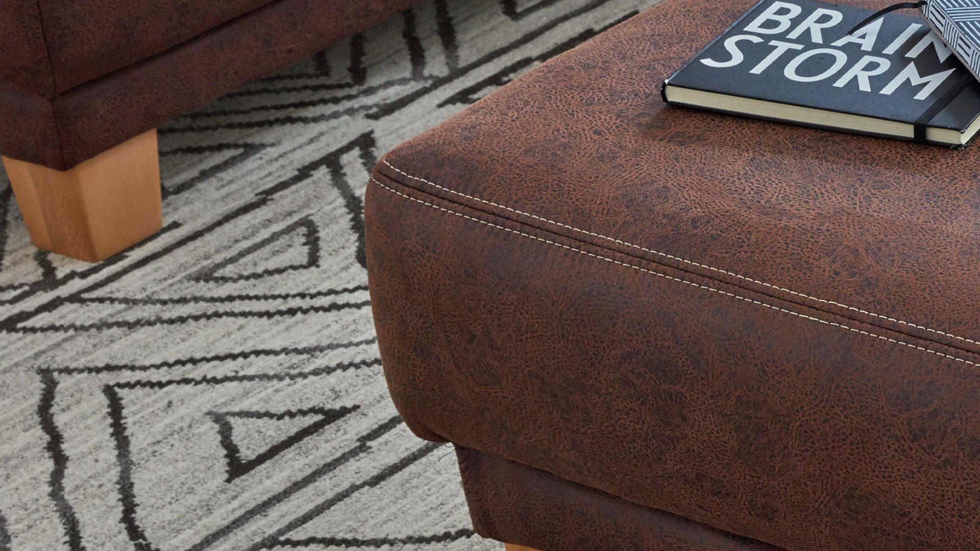 Polsterhocker Interliving aus Stoff in Dunkelbraun Interliving Sofa Serie 4252 – Polsterhocker 30016 schokobrauner Stoff Büffel & Buchenholzfüße – ca. 125 x 65 cm