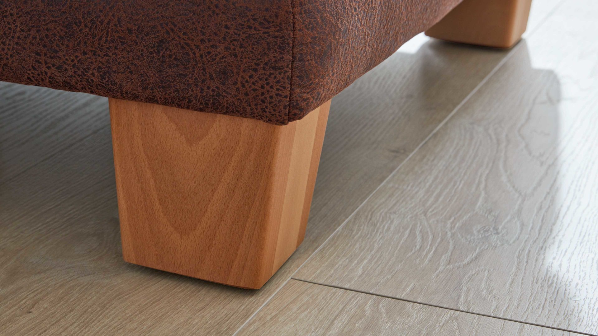 Polsterhocker Interliving aus Stoff in Dunkelbraun Interliving Sofa Serie 4252 – Polsterhocker 30016 schokobrauner Stoff Büffel & Buchenholzfüße – ca. 125 x 65 cm