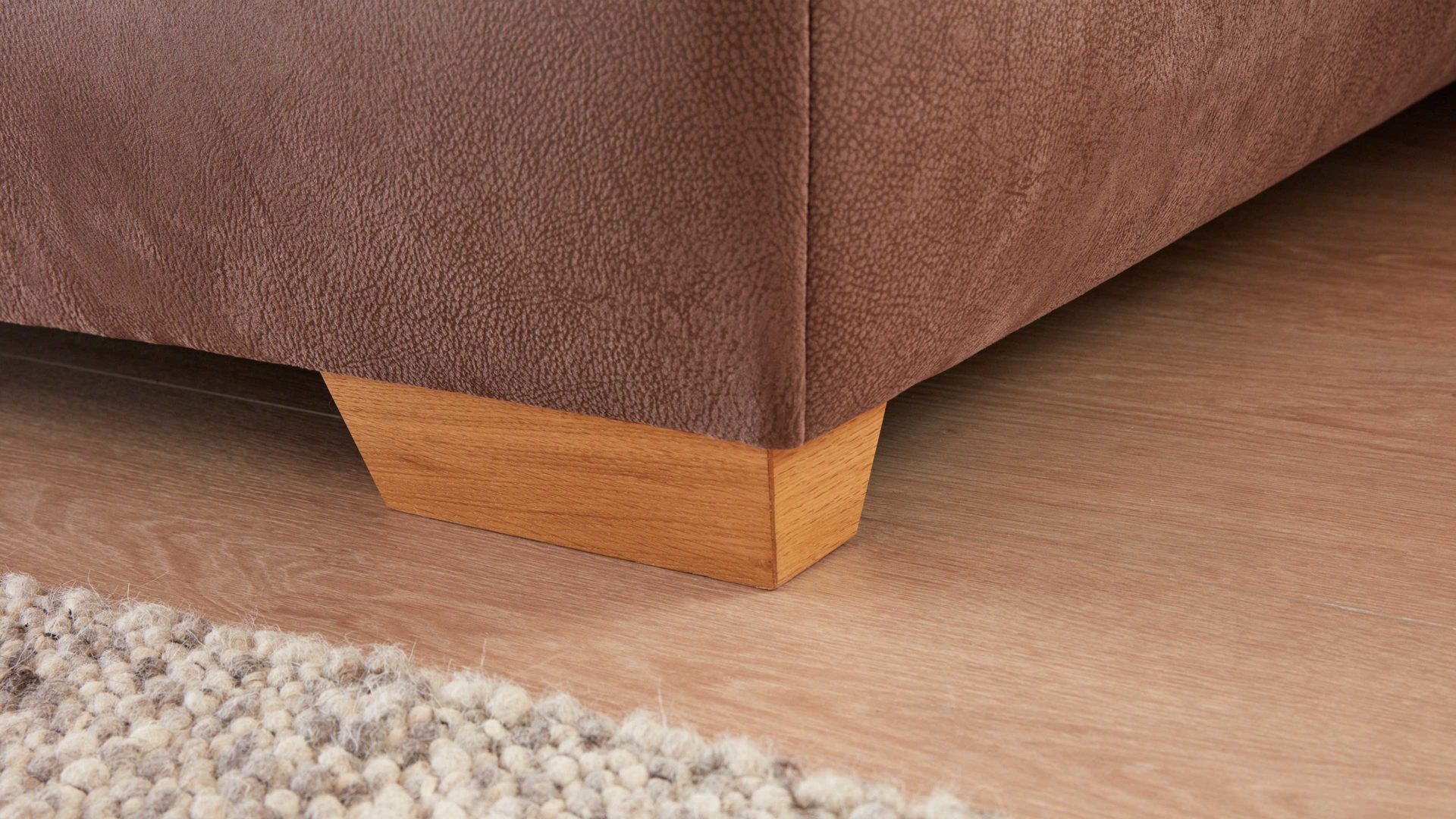 Polsterhocker modulmaster aus Stoff in Braun Modulmaster MM-MP1044 - XXL-Hocker nougatfarbene Mikrofaser Saddle & Holzfüße - ca. 129 x 64 cm