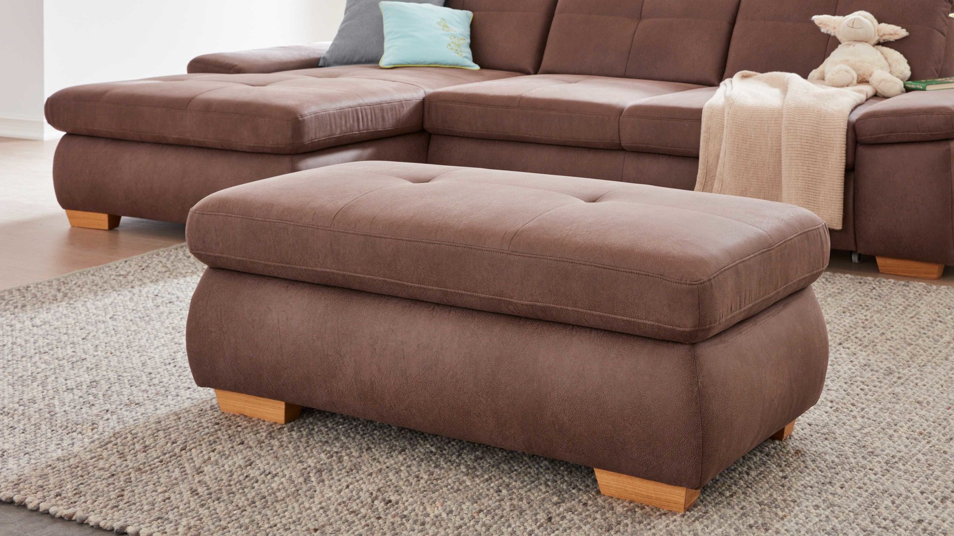 Polsterhocker modulmaster aus Stoff in Braun Modulmaster MM-MP1044 - XXL-Funktionshocker nougatfarbene Mikrofaser Saddle & Holzfüße - ca. 129 x 64 cm