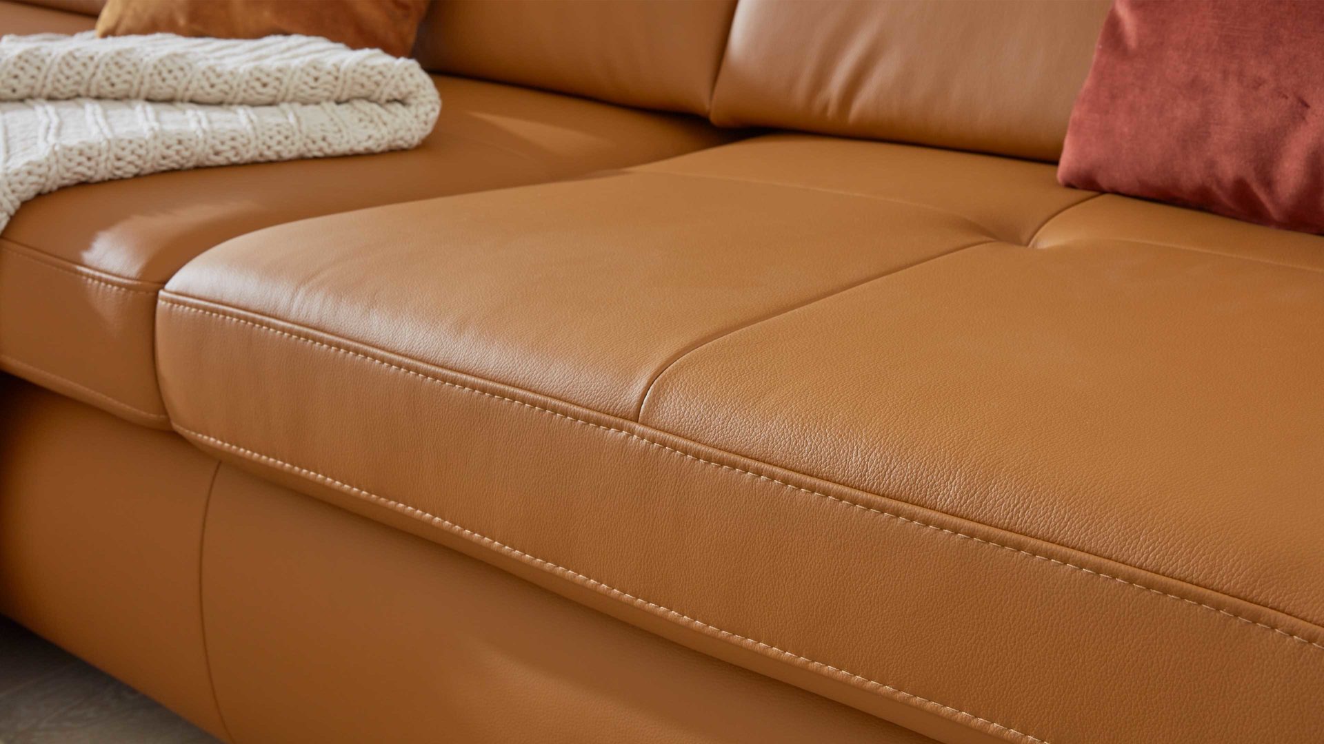 Ecksofa modulmaster aus Leder in Orange Modulmaster MM-PN1044 - Ecksofa kurkumafarbenes Leder Vivre & Rollenfüße – Stellfläche ca. 195 x 309 cm