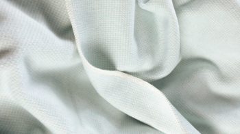 Wohndecke Biederlack® aus Naturfaser in Hellblau Biederlack® Recycling-Wohndecke Pearl perlaquafarbenes Strukturmuster – ca. 150 x 200 cm