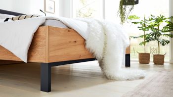 Bettgestell Interliving aus Holz in Anthrazit Interliving Schlafzimmer Serie 1023 – Bettgestell Winkelfuß, Liegefläche ca. 200 x 200 cm - Balkeneiche & Anthrazit