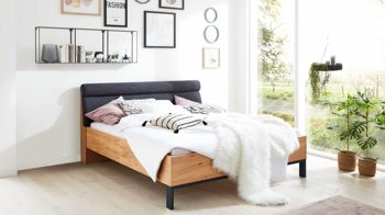Bettgestell Interliving aus Holz in Anthrazit Interliving Schlafzimmer Serie 1023 – Bettgestell Winkelfuß, Liegefläche ca. 180 x 200 cm - Balkeneiche & Anthrazit