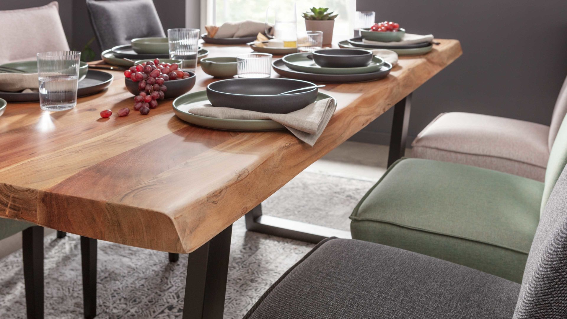 Esstisch Mca direkt aus Holz in Holzfarben Esstisch-Serie Calabria Akazie & anthrazitfarbenes Trapezgestell - ca. 180 x 100 cm