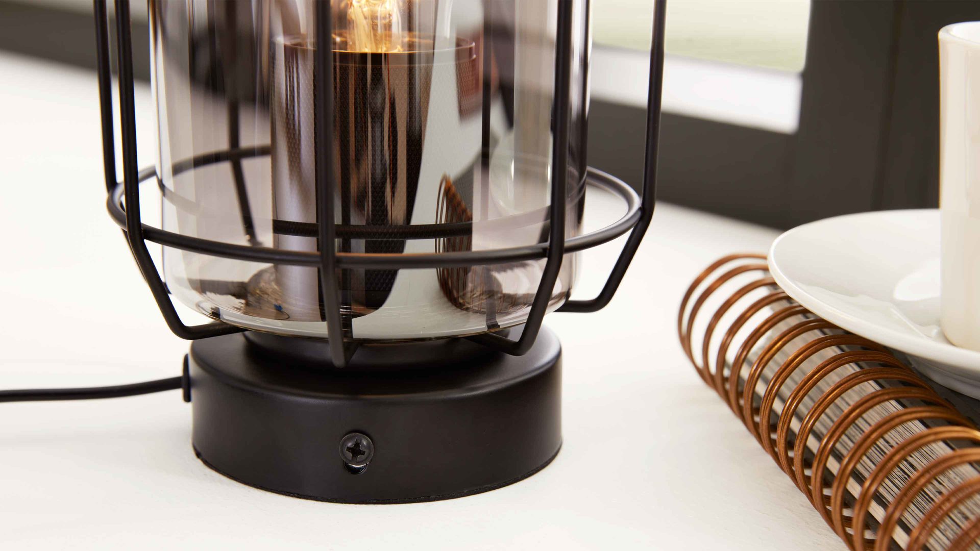 Tischleuchte Interliving aus Glas in Grau Interliving Leuchten Serie 9331 - Tischleuchte Rauchglas & Mattschwarz – Höhe ca. 20 cm