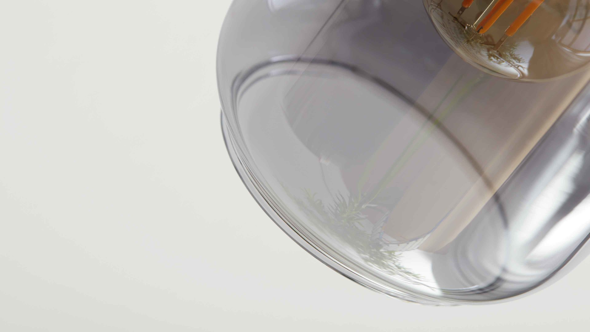 Deckenleuchte Interliving aus Glas in Grau Interliving Leuchten Serie 9341 - Deckenleuchte Rauchglas & Mattschwarz – Länge ca. 38 cm