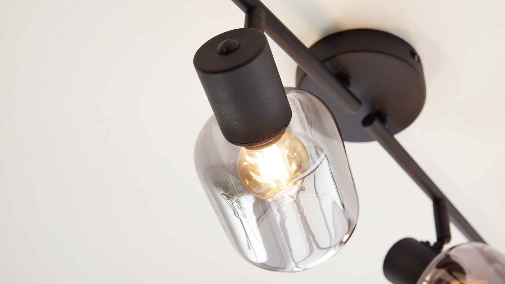 Deckenleuchte Interliving aus Glas in Grau Interliving Leuchten Serie 9341 - Deckenleuchte Rauchglas & Mattschwarz – Länge ca. 89 cm