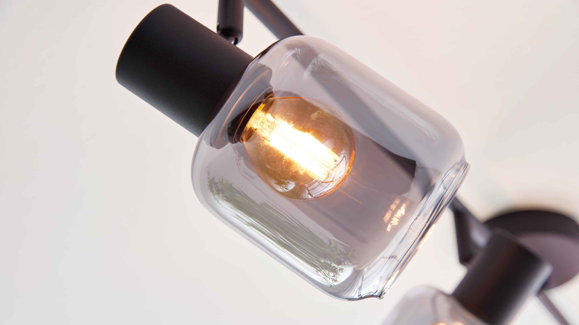 Deckenleuchte Interliving aus Glas in Grau Interliving Leuchten Serie 9341 - Deckenleuchte Rauchglas & Mattschwarz – Länge ca. 59 cm