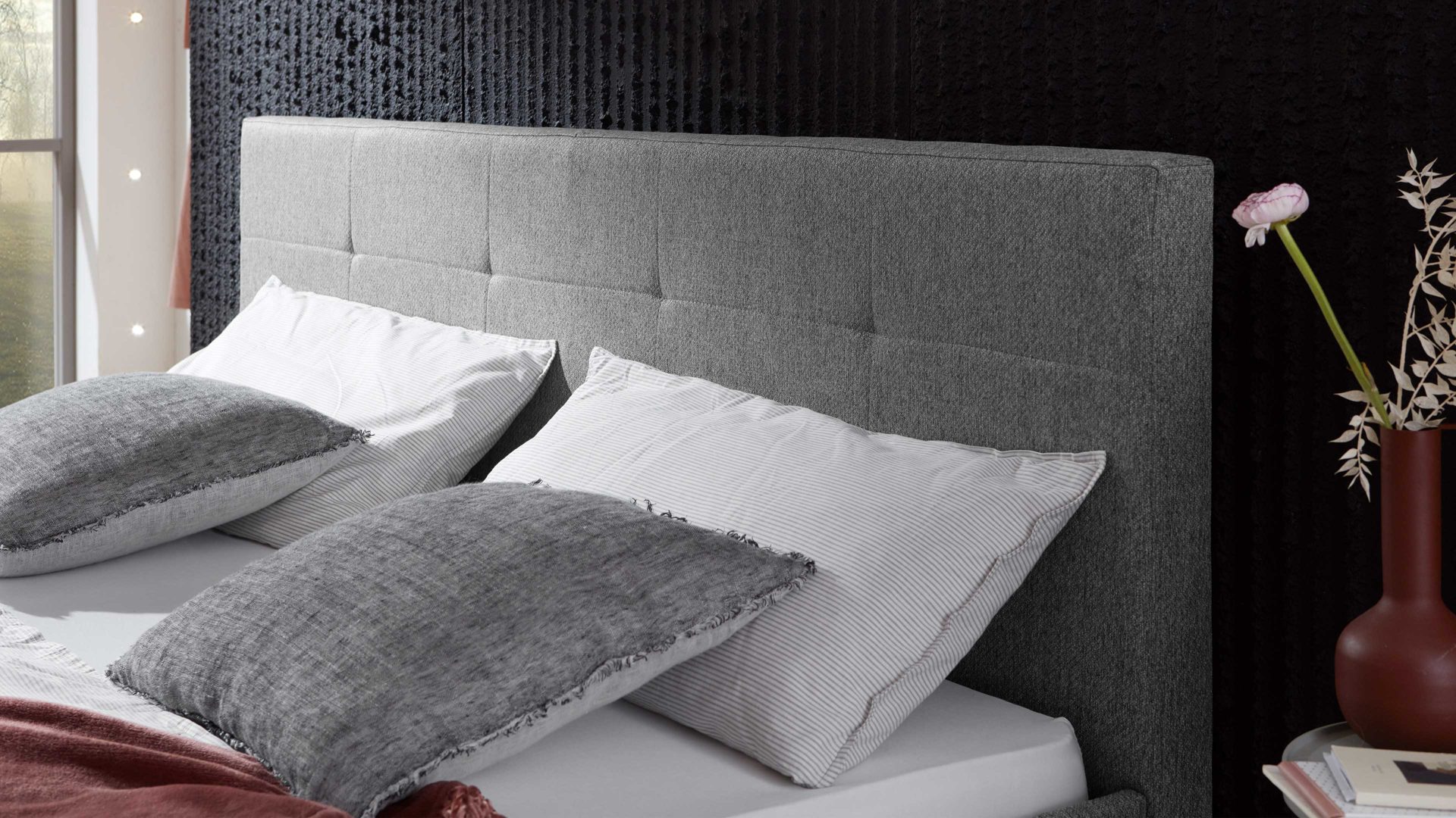 Bettgestell Meise.möbel aus Stoff in Hellgrau Polsterbettgestell Jazz mit gestepptem Kopfteil grauer Bezug Stelar 92 & Holzfüße - Liegefläche ca. 140 x 200 cm