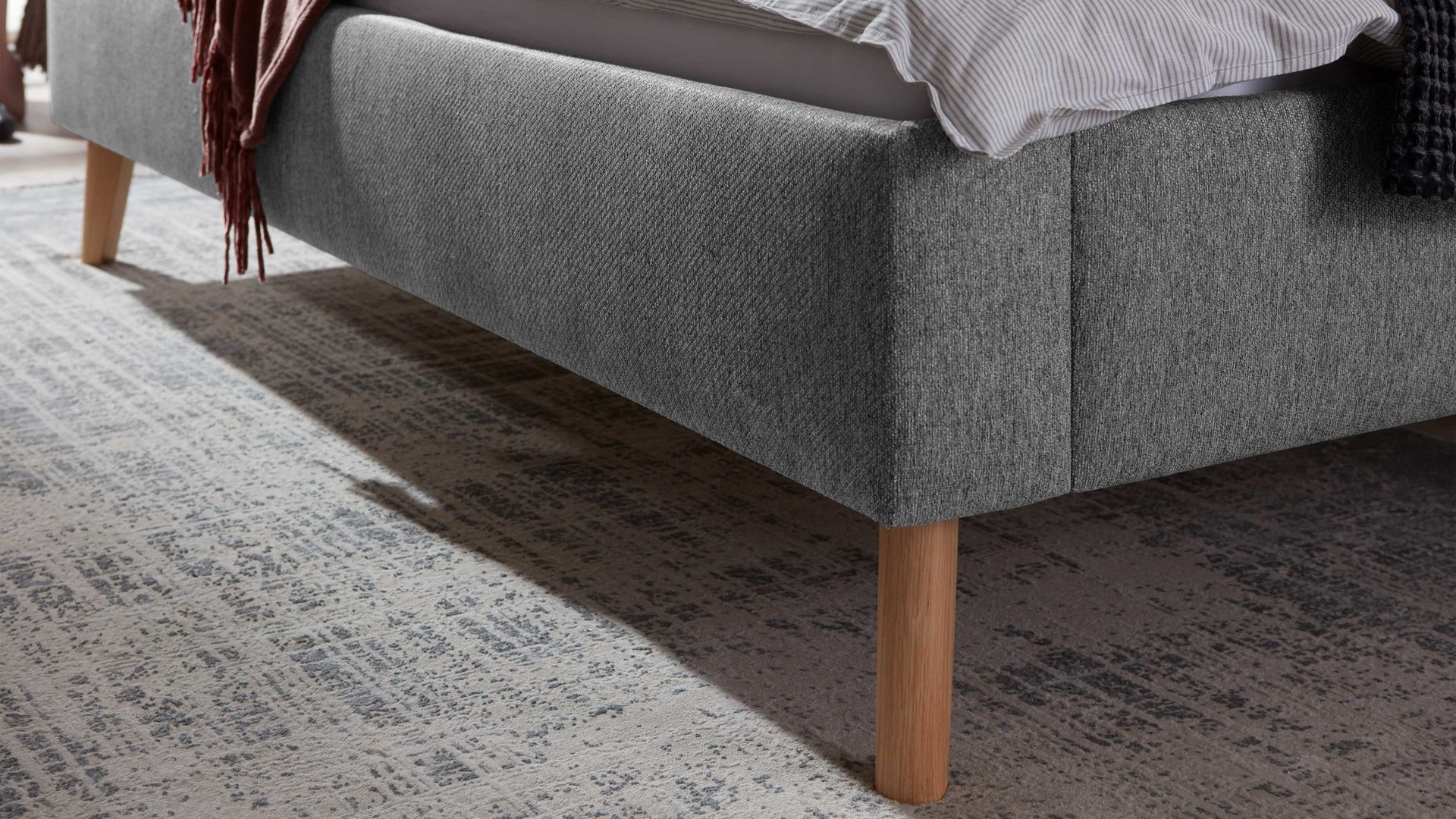 Bettgestell Meise.möbel aus Stoff in Hellgrau Polsterbettgestell Jazz mit gestepptem Kopfteil grauer Bezug Stelar 92 & Holzfüße - Liegefläche ca. 180 x 200 cm