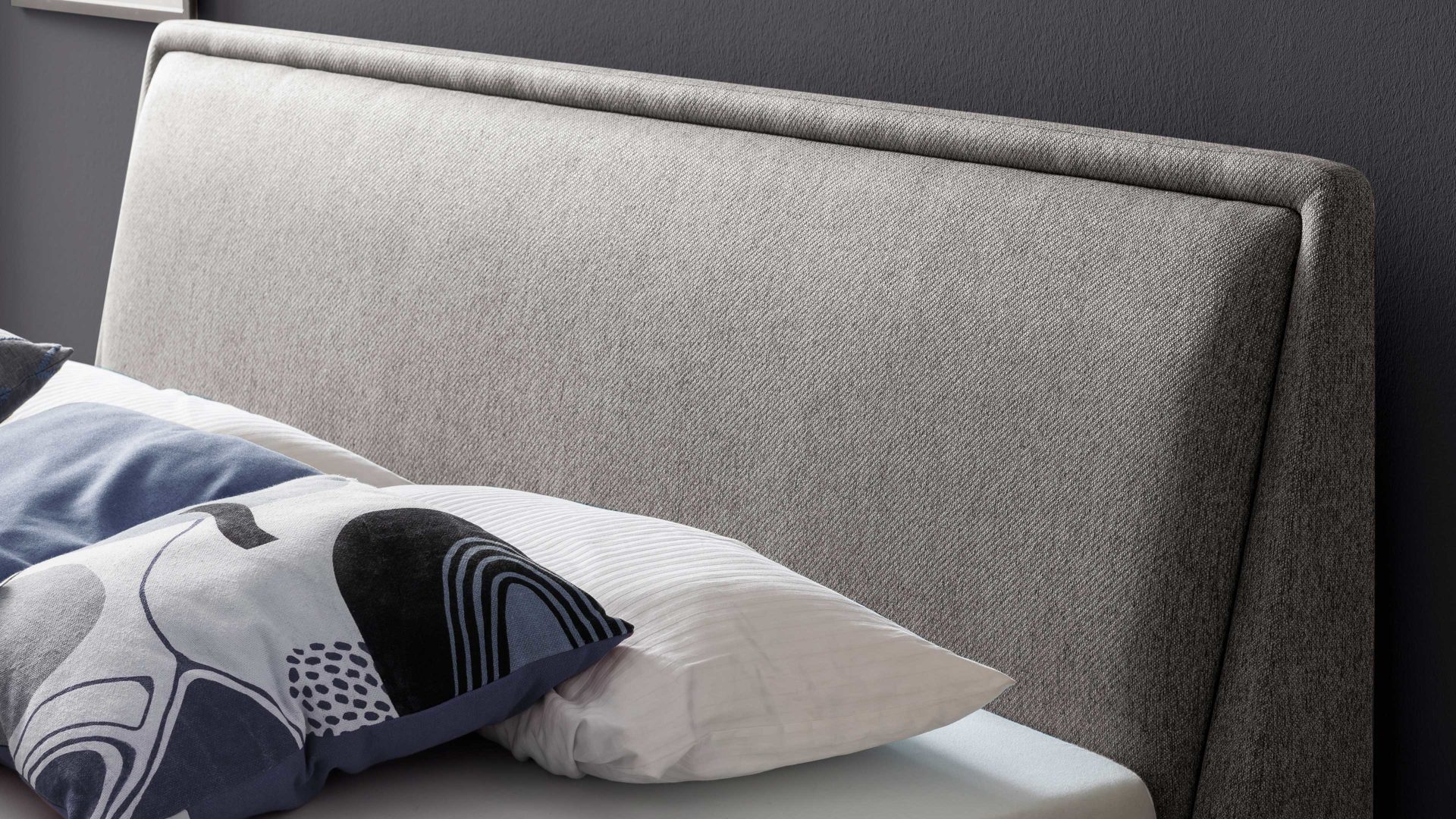 Bettgestell Meise.möbel aus Stoff in Grau Polsterbettgestell Frieda mit Bettkasten grauer Bezug Stelar 92 & schwarze Holzfüße - Liegefläche ca. 140 x 200 cm