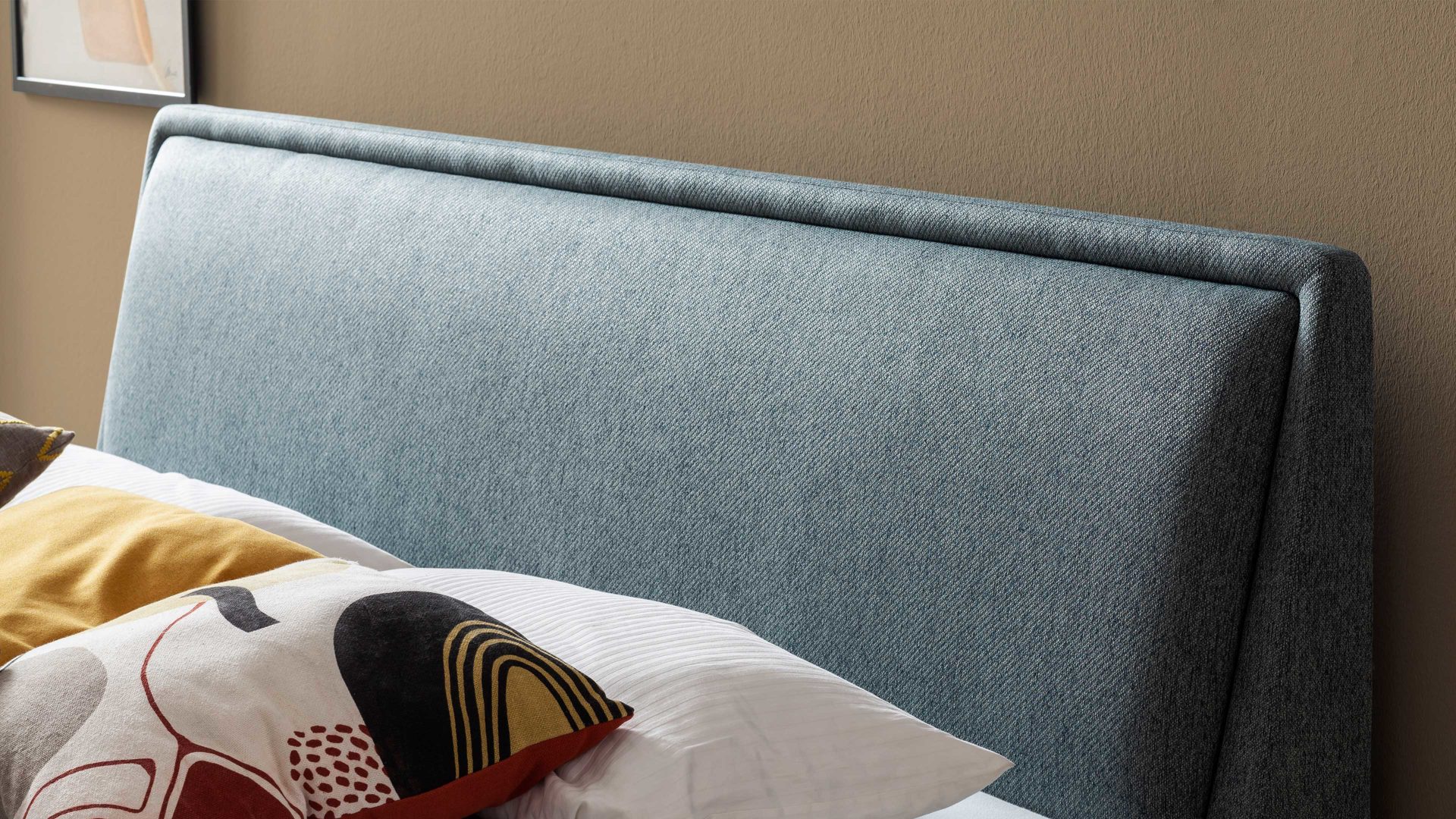 Bettgestell Meise.möbel aus Stoff in Blau Polsterbettgestell Frieda mit Bettkasten oceanfarbener Bezug Stelar 39 & schwarze Holzfüße - Liegefläche ca. 180 x 200 cm