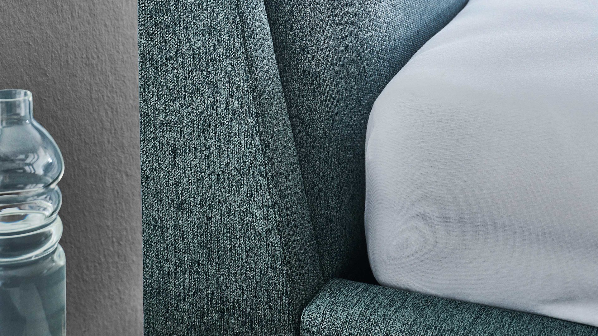 Bettgestell Meise.möbel aus Stoff in Blau Polsterbettgestell Frieda mit Bettkasten oceanfarbener Bezug Stelar 39 & schwarze Holzfüße - Liegefläche ca. 180 x 200 cm