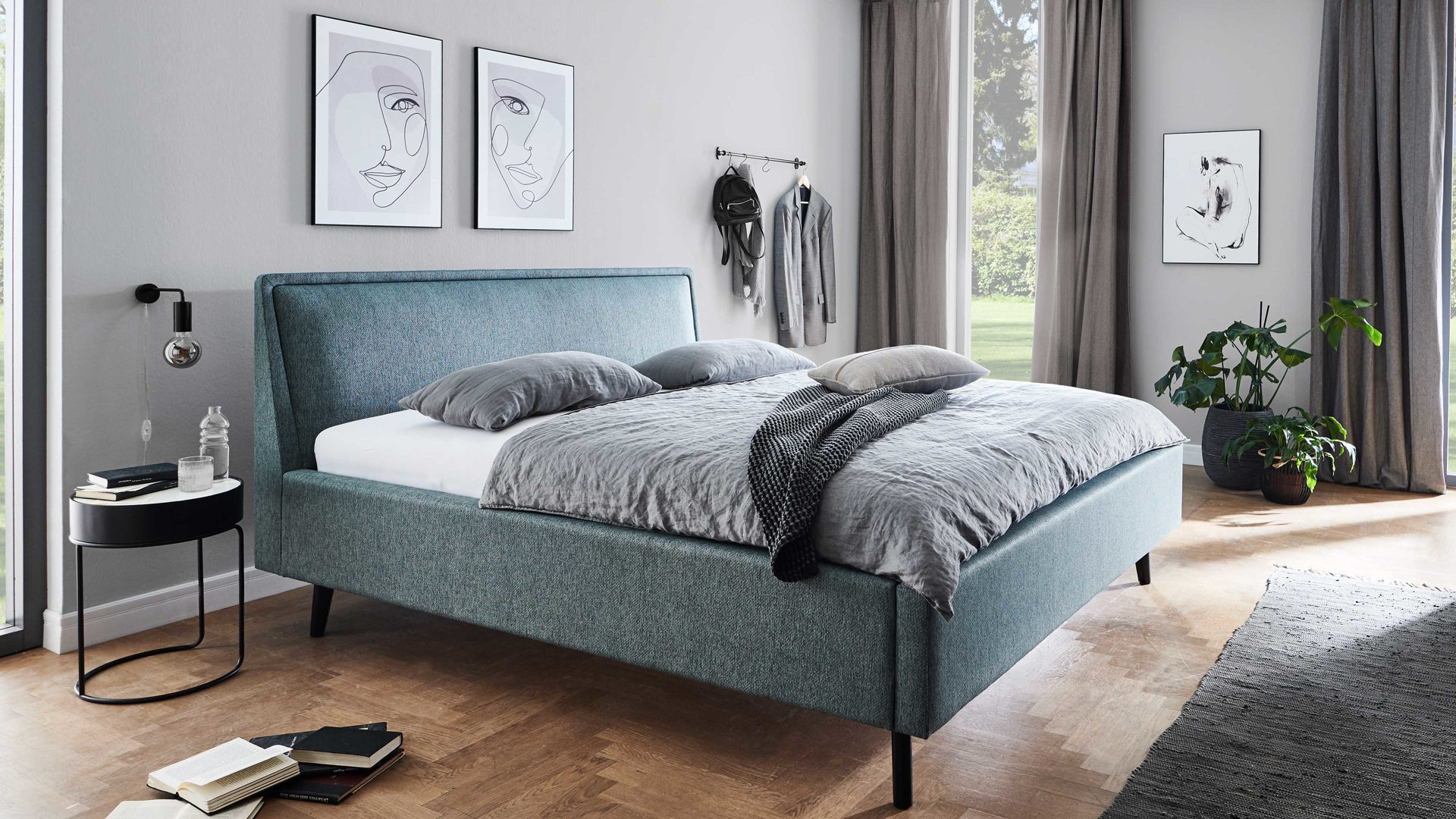 Bettgestell Meise.möbel aus Stoff in Blau Polsterbettgestell Frieda mit Bettkasten oceanfarbener Bezug Stelar 39 & schwarze Holzfüße - Liegefläche ca. 180 x 200 cm