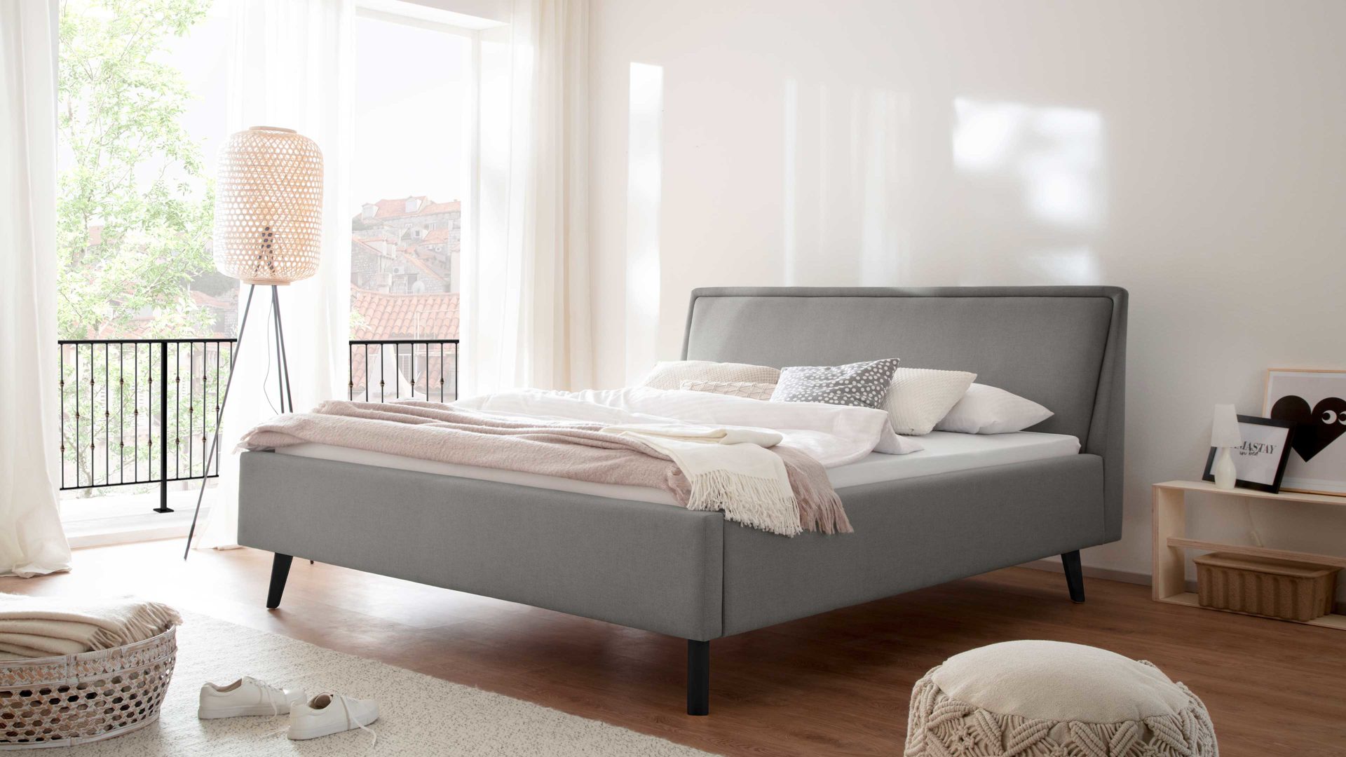 Bettgestell Meise.möbel aus Stoff in Hellgrau Polsterbettgestell Frieda mit Bettkasten hellgrauer Bezug Sawana 21 & schwarze Holzfüße - Liegefläche ca. 160 x 200 cm