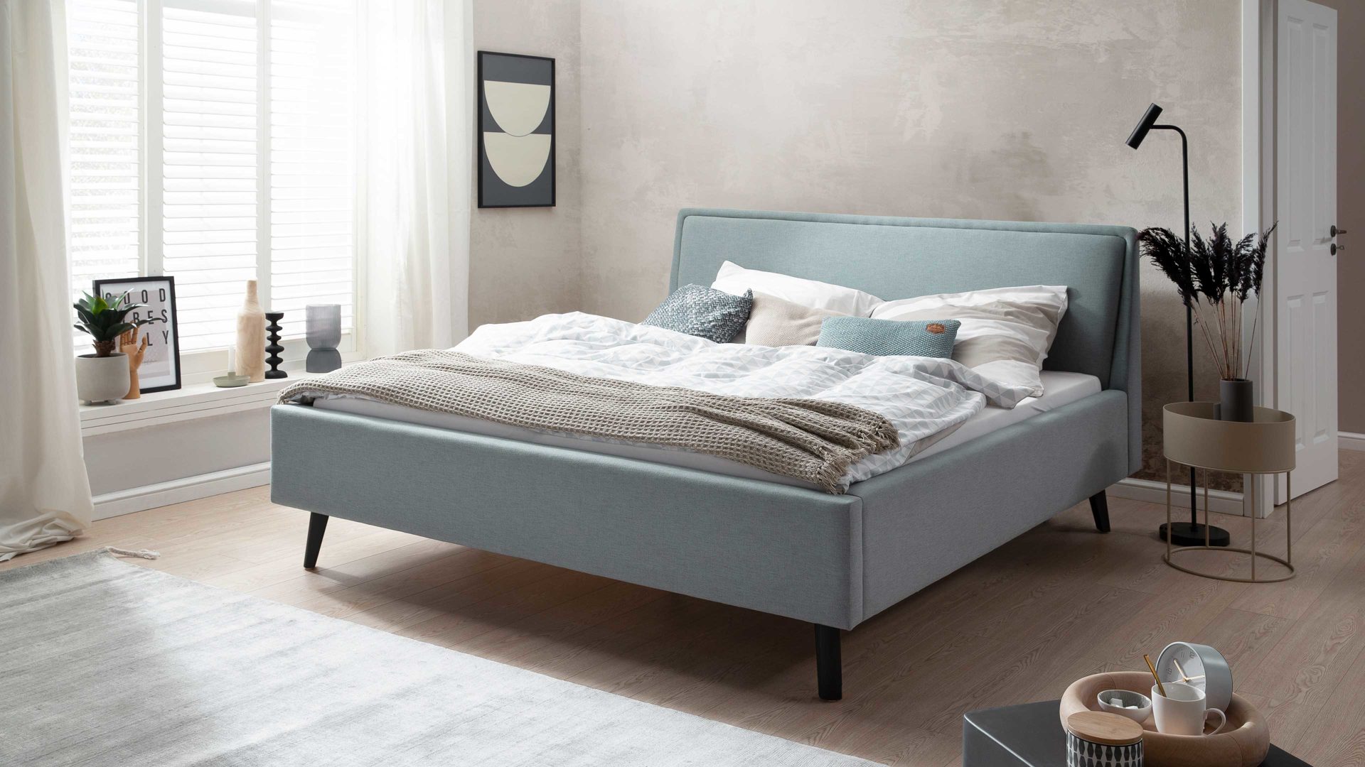 Bettgestell Meise.möbel aus Stoff in Hellblau Polsterbettgestell Frieda mit Bettkasten eisblauer Bezug Sawana 72 & schwarze Holzfüße - Liegefläche ca. 180 x 200 cm