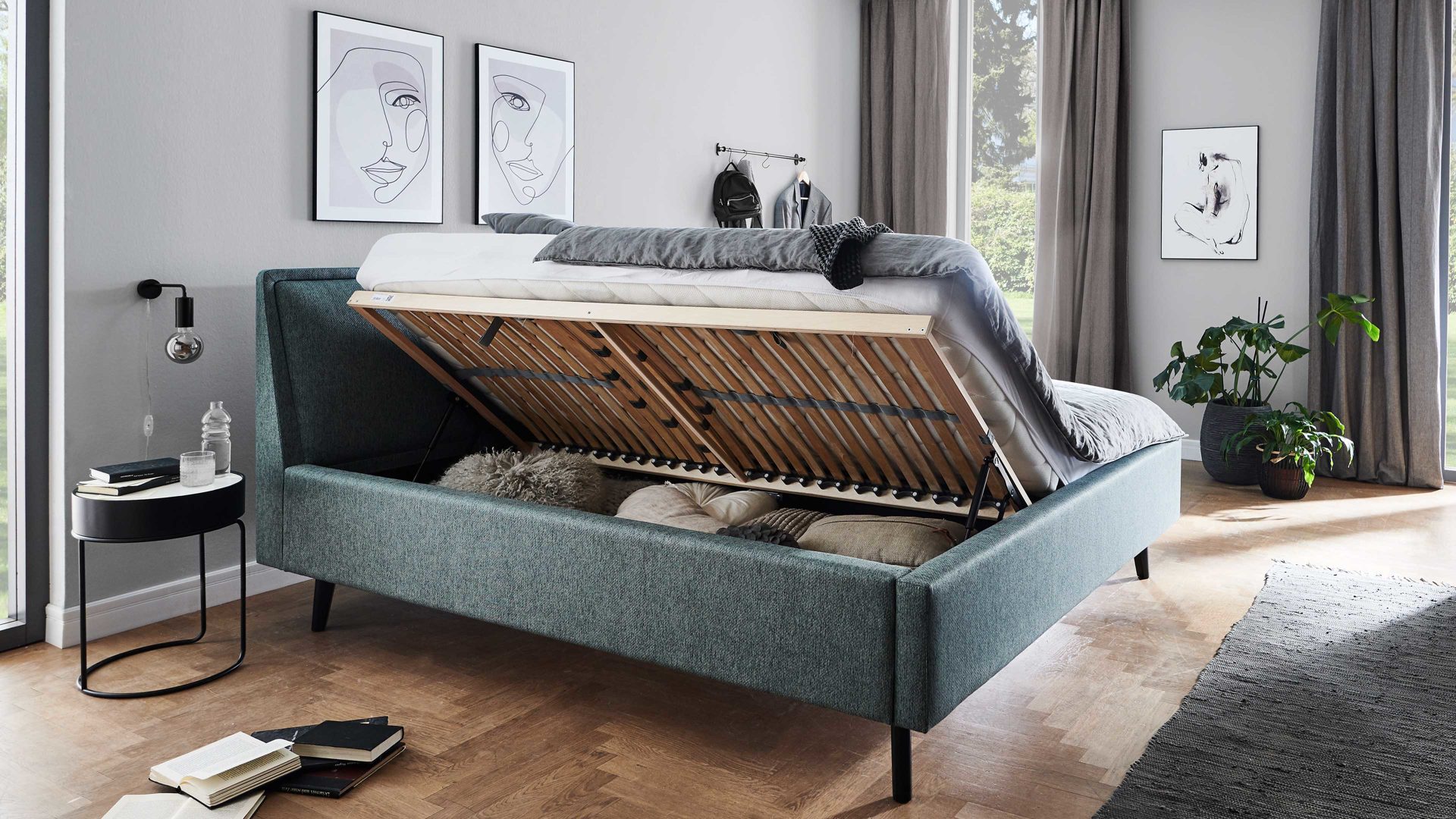 Bettgestell Meise.möbel aus Stoff in Blau Polsterbettgestell Frieda mit Bettkasten oceanfarbener Bezug Stelar 39 & schwarze Holzfüße - Liegefläche ca. 160 x 200 cm