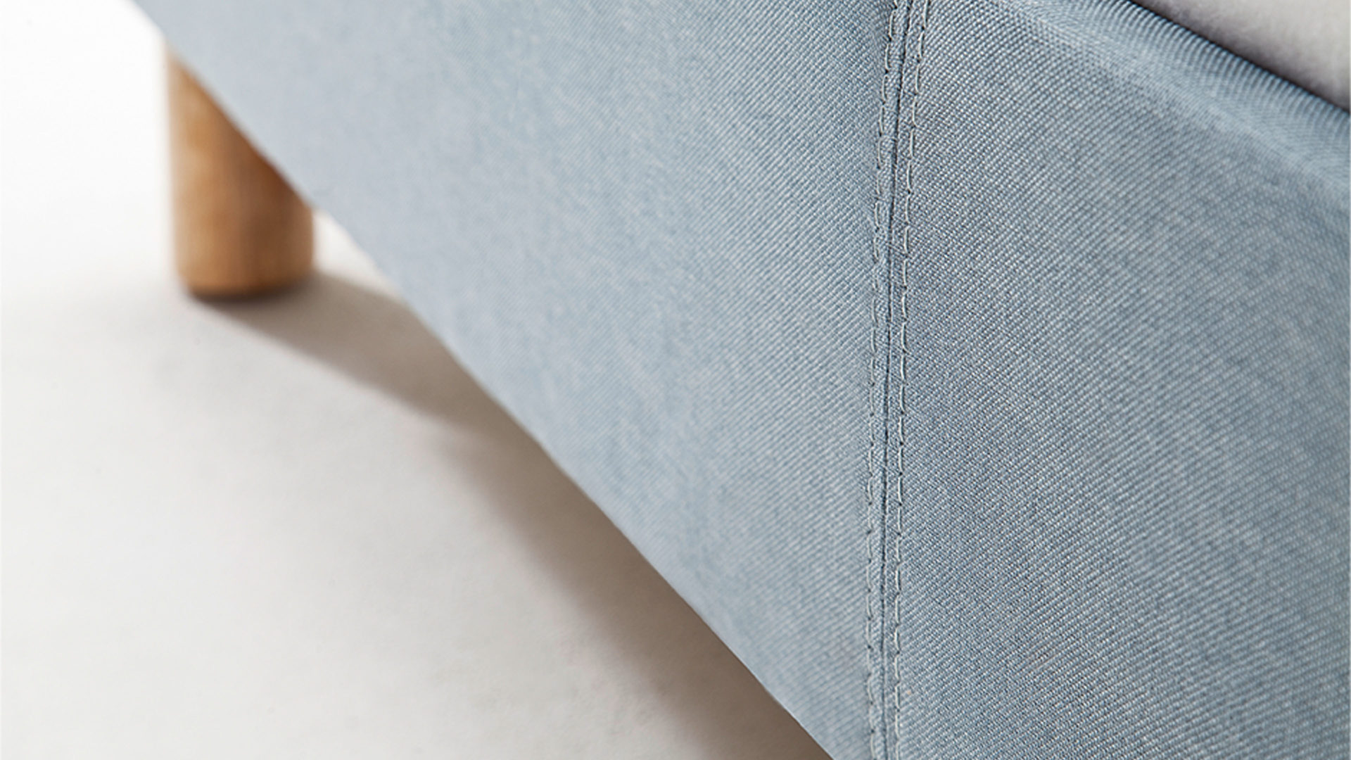 Bettgestell Meise.möbel aus Stoff in Blau Polsterbettgestell Lena eisblauer Bezug Sawana Nr. 72 & Holzfüße - Liegefläche ca. 140 x 200 cm