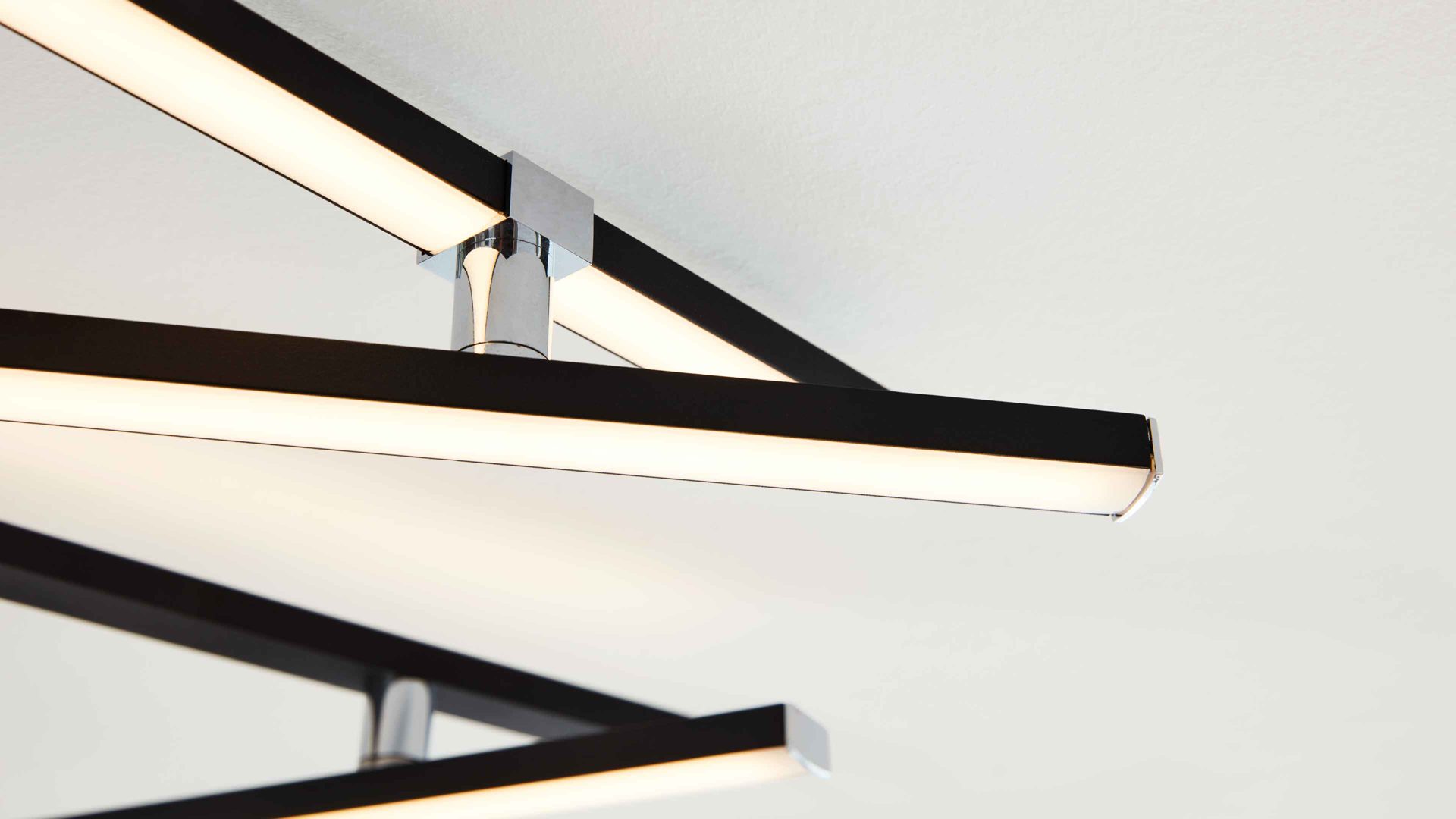 Deckenleuchte Interliving aus Metall in Schwarz Interliving Leuchten Serie 9339 - Deckenleuchte Mattschwarz – Länge ca. 345 cm