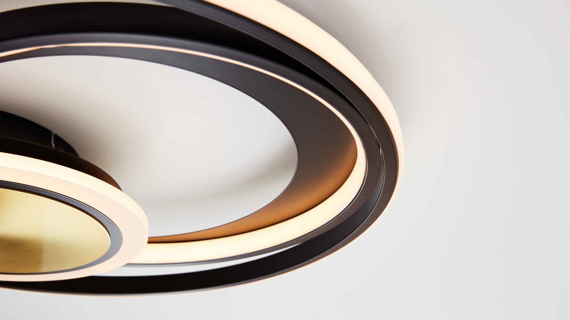 Deckenleuchte Interliving aus Metall in Schwarz Interliving Leuchten Serie 9329 - Deckenleuchte Schwarz & Messing – Durchmesser ca. 50 cm