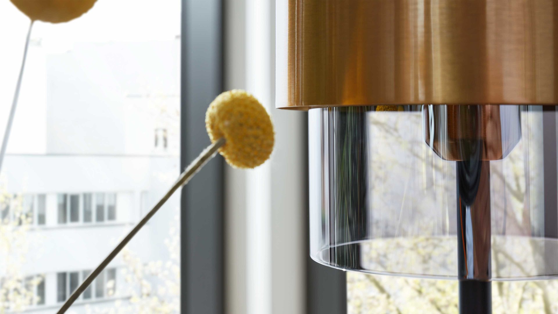 Stehleuchte Interliving aus Glas in Grau Interliving Leuchten Serie 9333 - Stehleuchte Rauchglas & Messing – Höhe ca. 154 cm