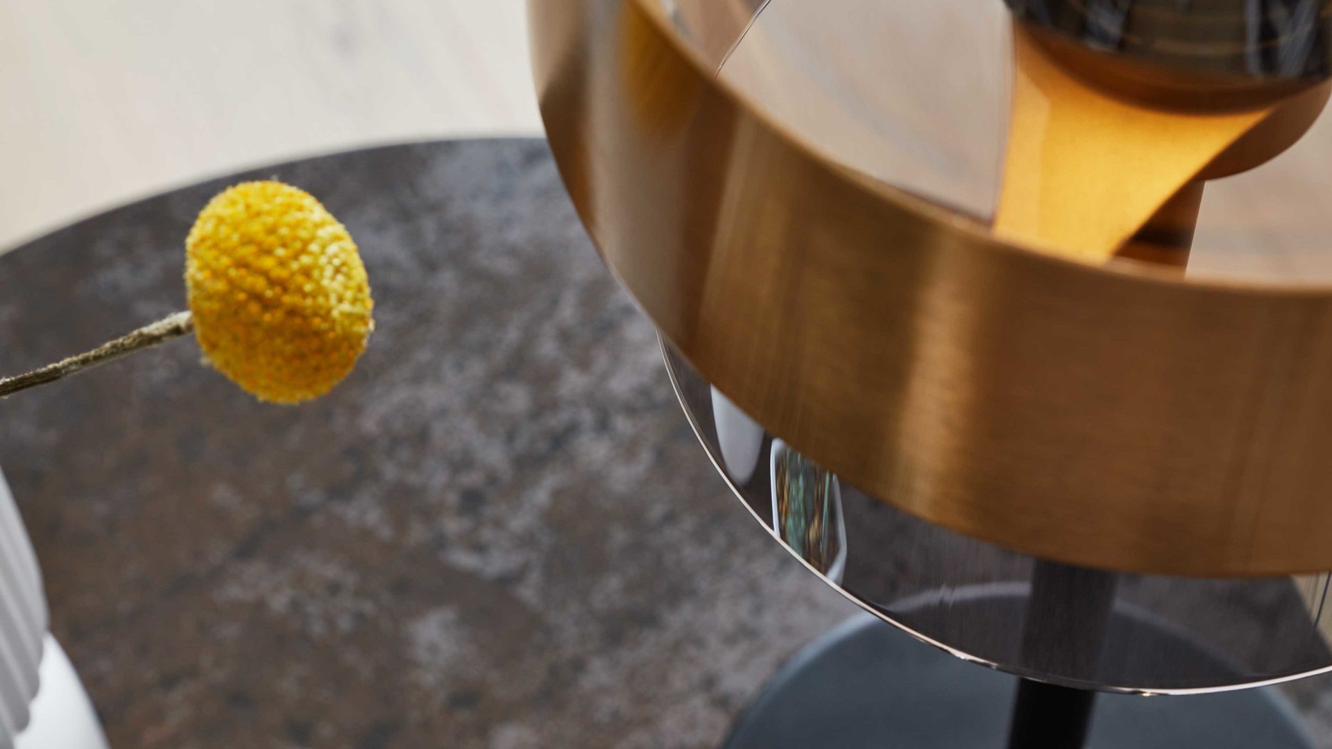 Tischleuchte Interliving aus Glas in Grau Interliving Leuchten Serie 9333 - Tischleuchte Rauchglas & Messing – Höhe ca. 49 cm