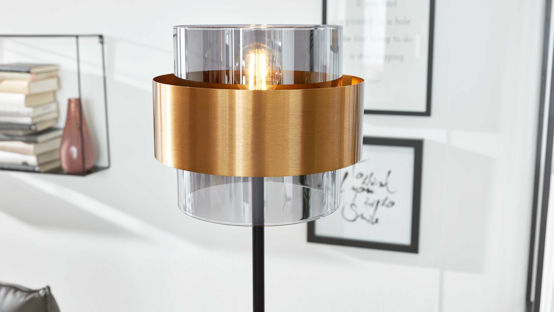 Stehleuchte Interliving aus Glas in Grau Interliving Leuchten Serie 9333 - Stehleuchte Rauchglas & Messing – Höhe ca. 154 cm