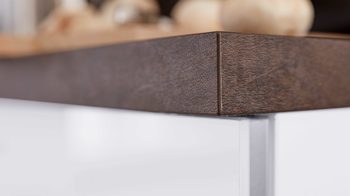 Einbauküche Interliving aus Holz in Weiß Interliving Küche Serie 3051 mit Einbaugeräten Arctiweiß & Quarzgrau Hochglanz – zweizeilig
