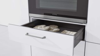 Einbauküche Interliving aus Holz in Weiß Interliving Küche Serie 3051 mit Einbaugeräten Arctiweiß & Quarzgrau Hochglanz – zweizeilig