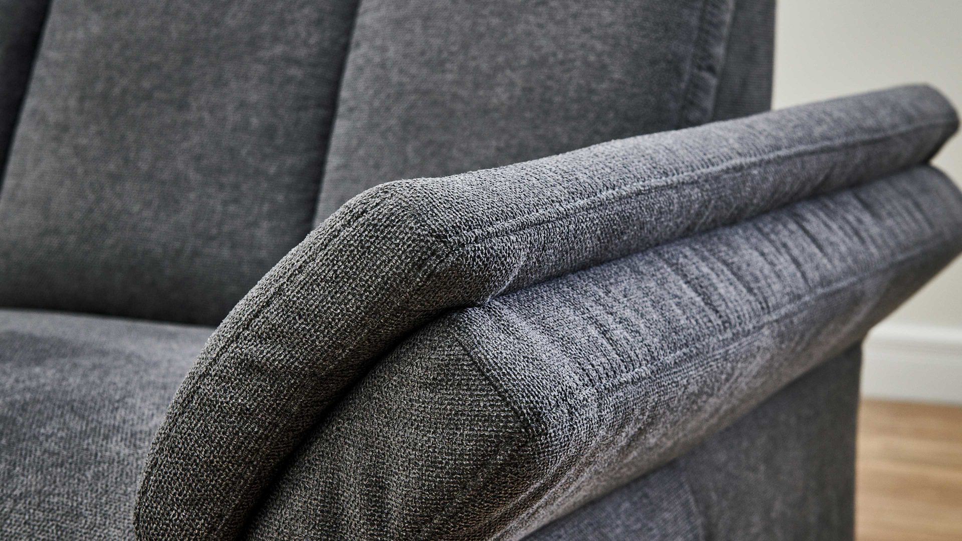 Dreisitzer OrthoSedis aus Stoff in Anthrazit Polsterprogramm OrthoSedis 4.0 - Rundsofa mit Funktionen anthrazitfarbener Stoffbezug Sofia clean - Länge ca. 235 cm