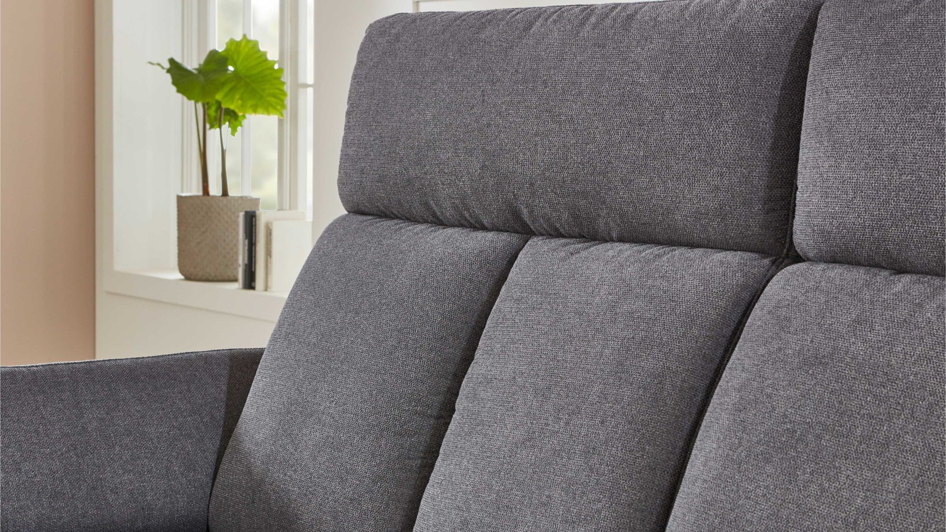 Dreisitzer OrthoSedis aus Stoff in Anthrazit Polsterprogramm OrthoSedis 4.0 - Rundsofa mit Funktionen anthrazitfarbener Stoffbezug Sofia clean - Länge ca. 235 cm