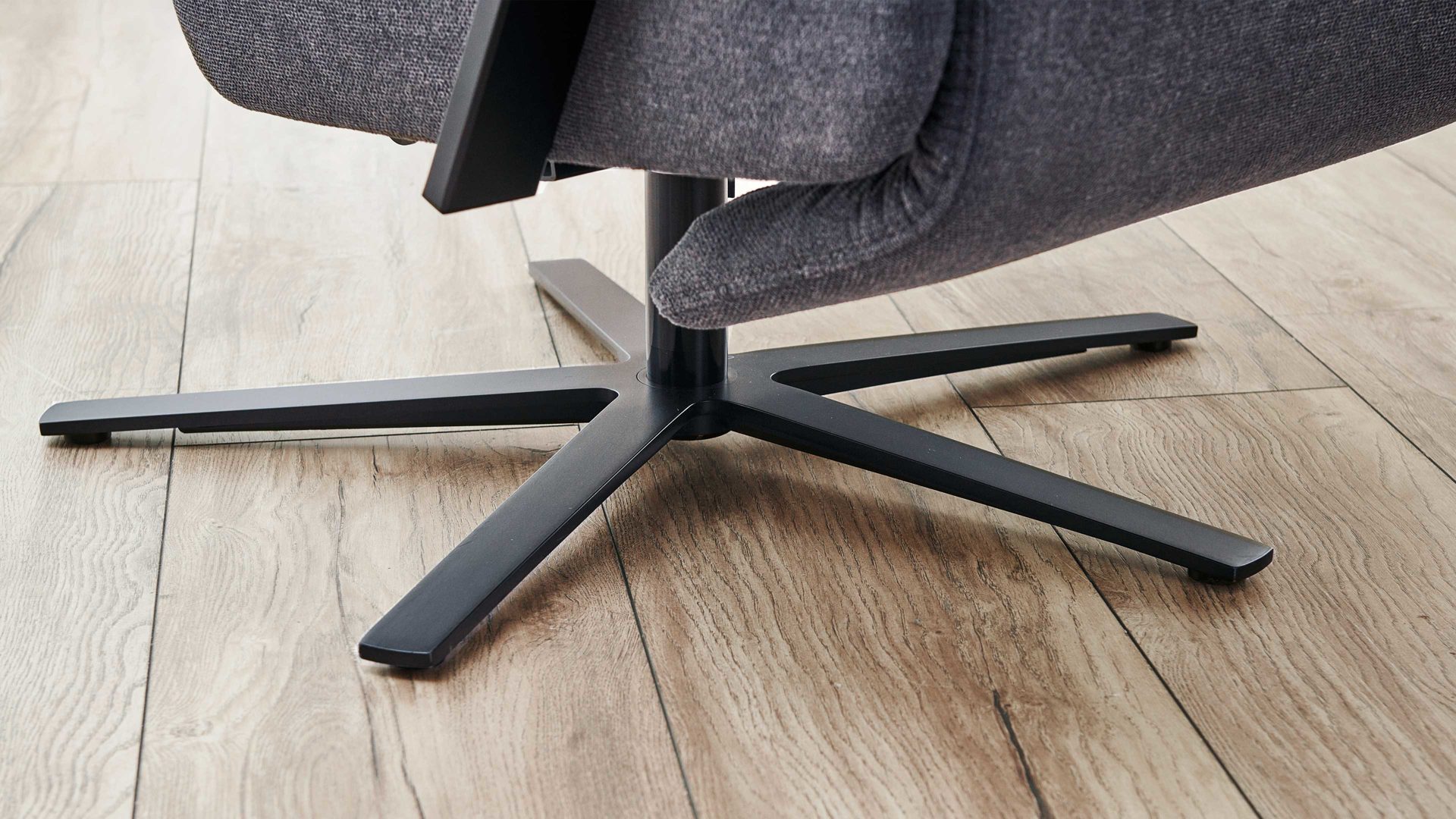 Relaxsessel OrthoSedis aus Stoff in Anthrazit Polsterprogramm OrthoSedis 4.0 - Relaxsessel L3 anthrazitfarbener Stoffbezug Sofia clean & schwarzer Sternfuß