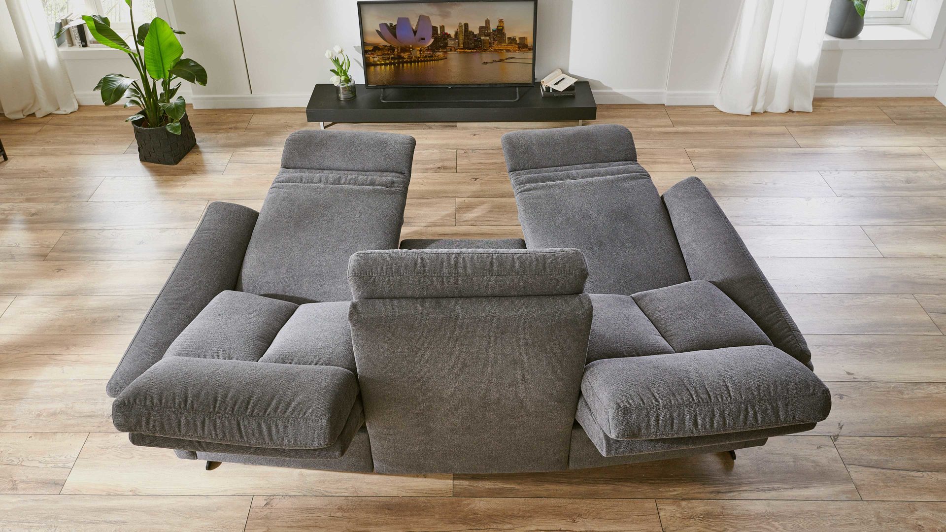 Dreisitzer OrthoSedis aus Stoff in Anthrazit Polsterprogramm OrthoSedis 4.0 - Rundsofa mit Funktionen anthrazitfarbener Stoffbezug Sofia clean - Länge ca. 235 cm