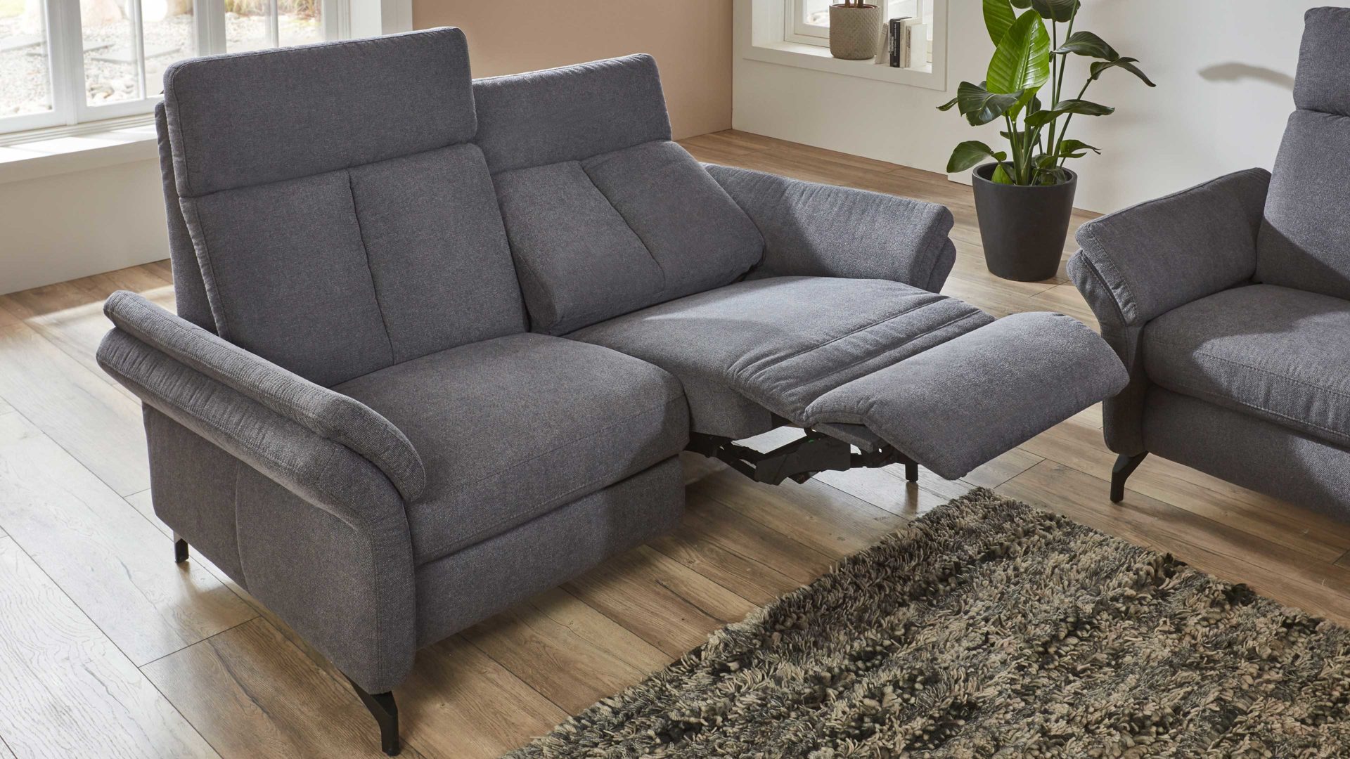 Zweisitzer OrthoSedis aus Stoff in Anthrazit Polsterprogramm OrthoSedis 4.0 - Zweisitzer mit TV-Funktion anthrazitfarbener Stoffbezug Sofia clean - Länge ca. 172 cm