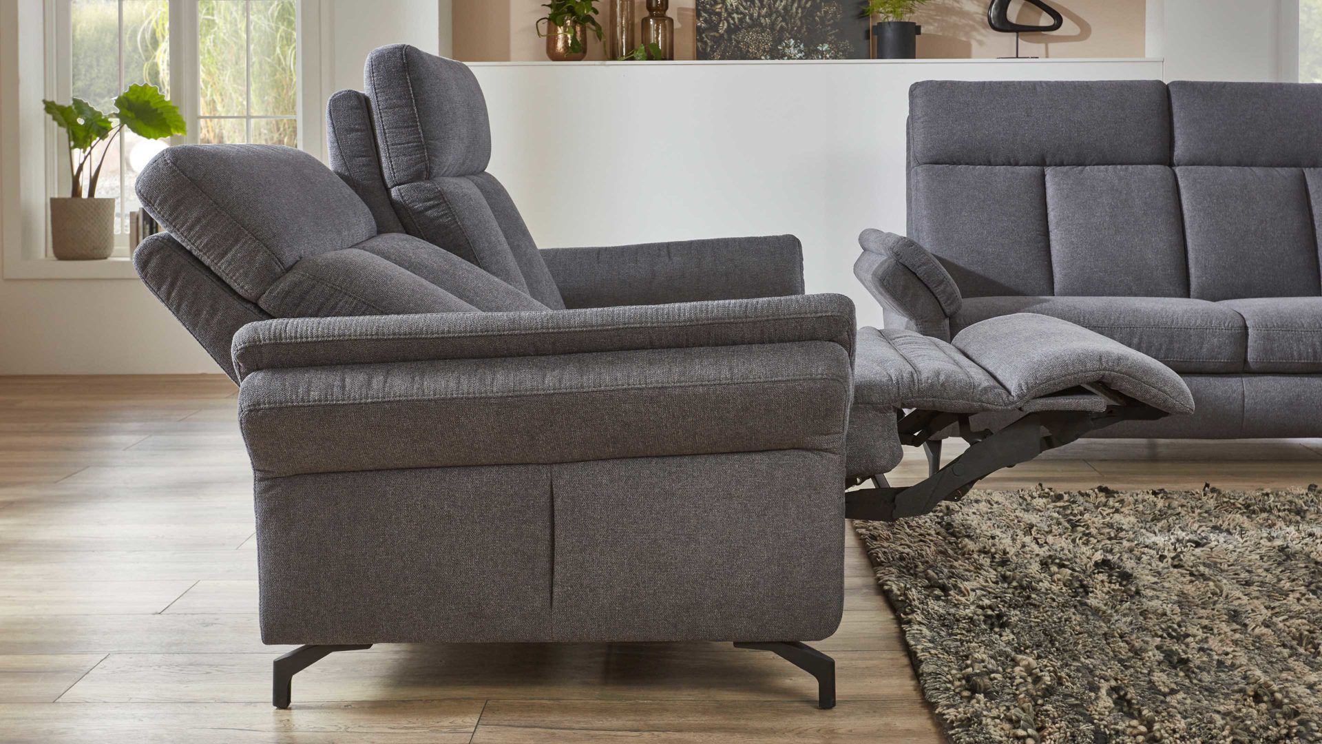 Zweisitzer OrthoSedis aus Stoff in Anthrazit Polsterprogramm OrthoSedis 4.0 - Zweisitzer mit TV-Funktion anthrazitfarbener Stoffbezug Sofia clean - Länge ca. 172 cm