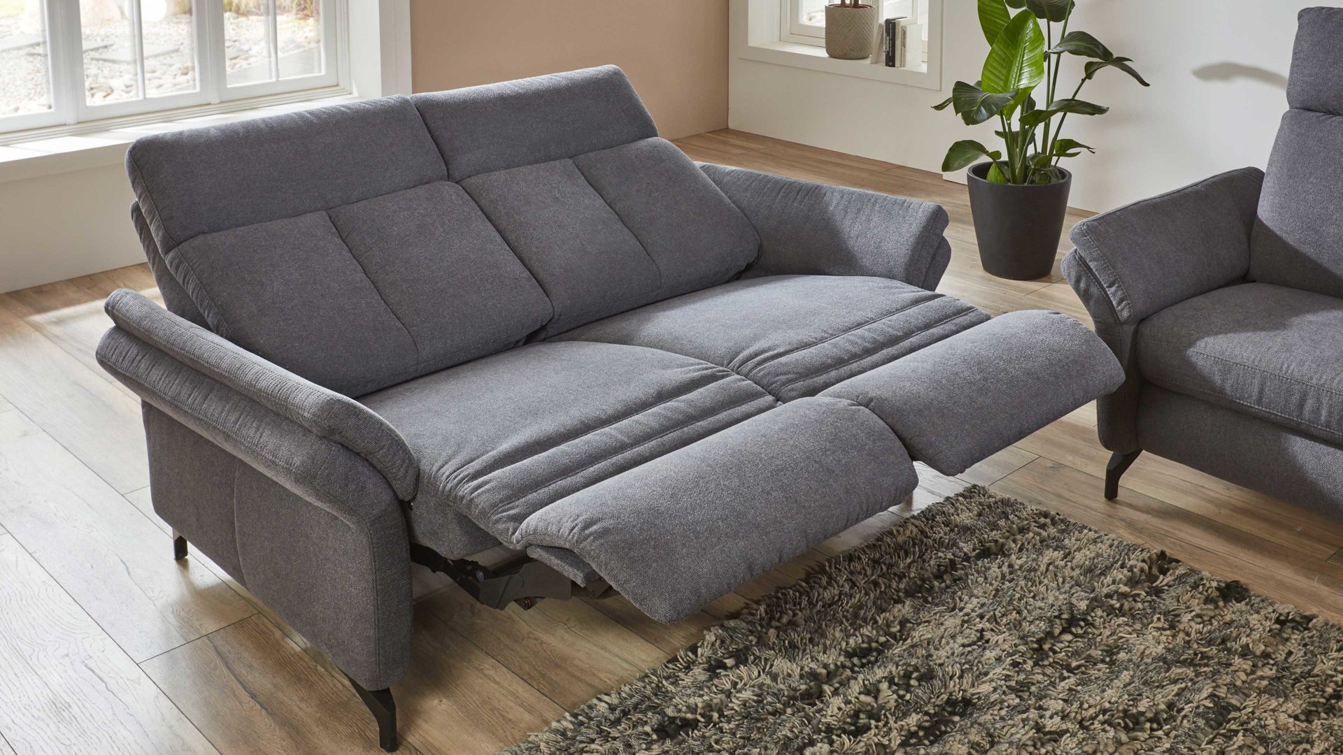 Zweisitzer OrthoSedis aus Stoff in Anthrazit Polsterprogramm OrthoSedis 4.0 - Zweisitzer mit TV-Funktion anthrazitfarbener Stoffbezug Sofia clean - Länge ca. 172 cm