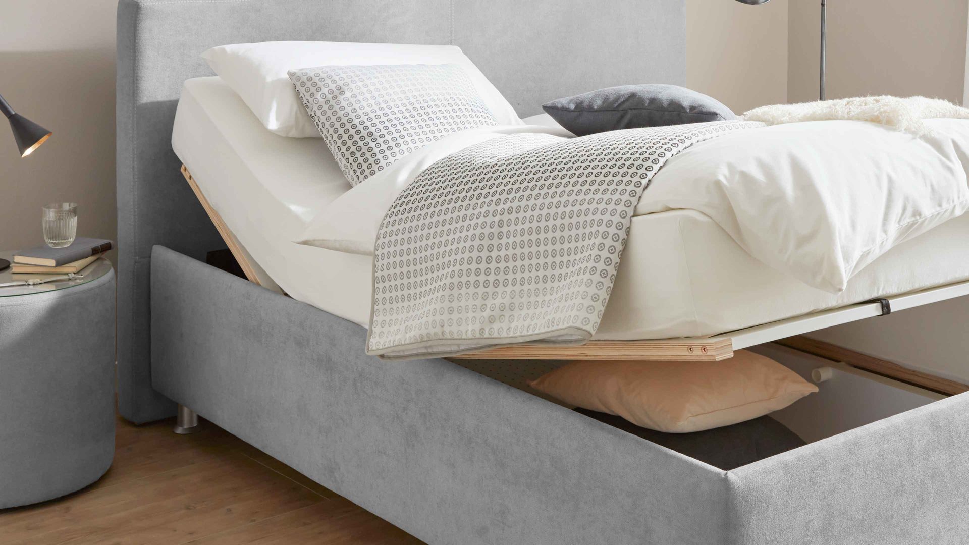 Polsterbett comfortmaster besser sitzen, liegen, leben aus Stoff in Hellgrau Comfortmaster OC-PB21003 - Polsterbett grauer Velours Enjoy 275317 – Liegefläche ca. 180 x 200 cm