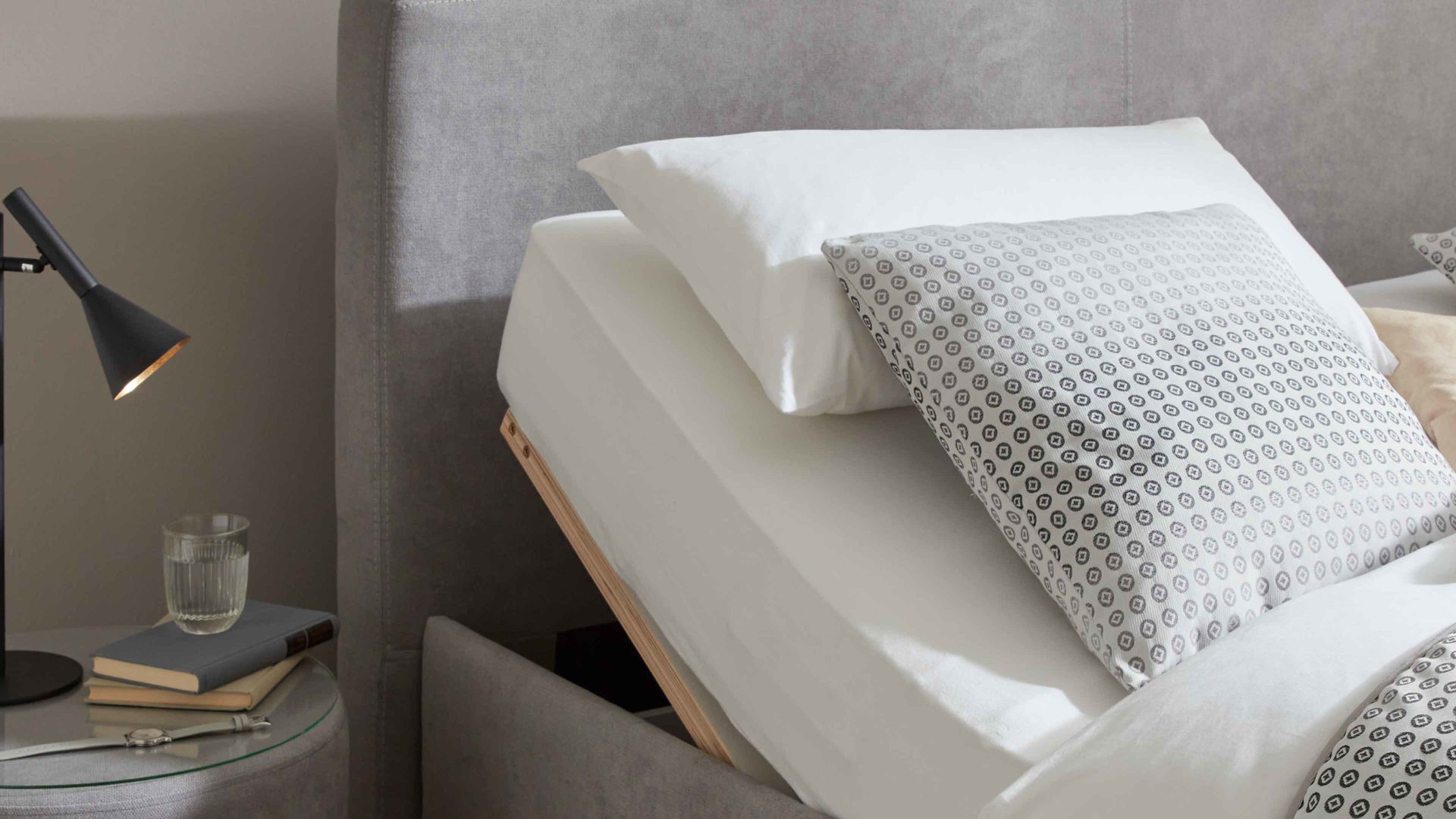 Polsterbett comfortmaster besser sitzen, liegen, leben aus Stoff in Hellgrau Comfortmaster OC-PB21003 - Polsterbett grauer Velours Enjoy 275317 – Liegefläche ca. 180 x 200 cm