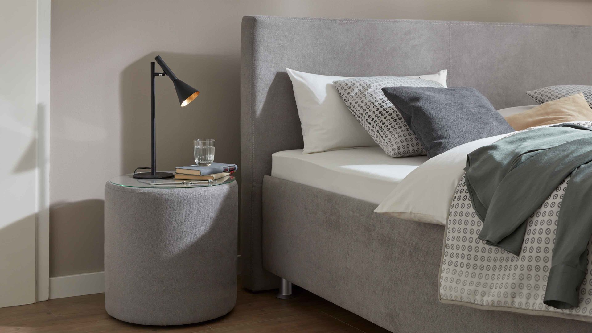 Nachttisch comfortmaster besser sitzen, liegen, leben aus Stoff in Hellgrau Comfortmaster OC-PB21003 - Nachtkonsole 38 grauer Velours Enjoy 275317 & Klarglas - Durchmesser ca. 48 cm