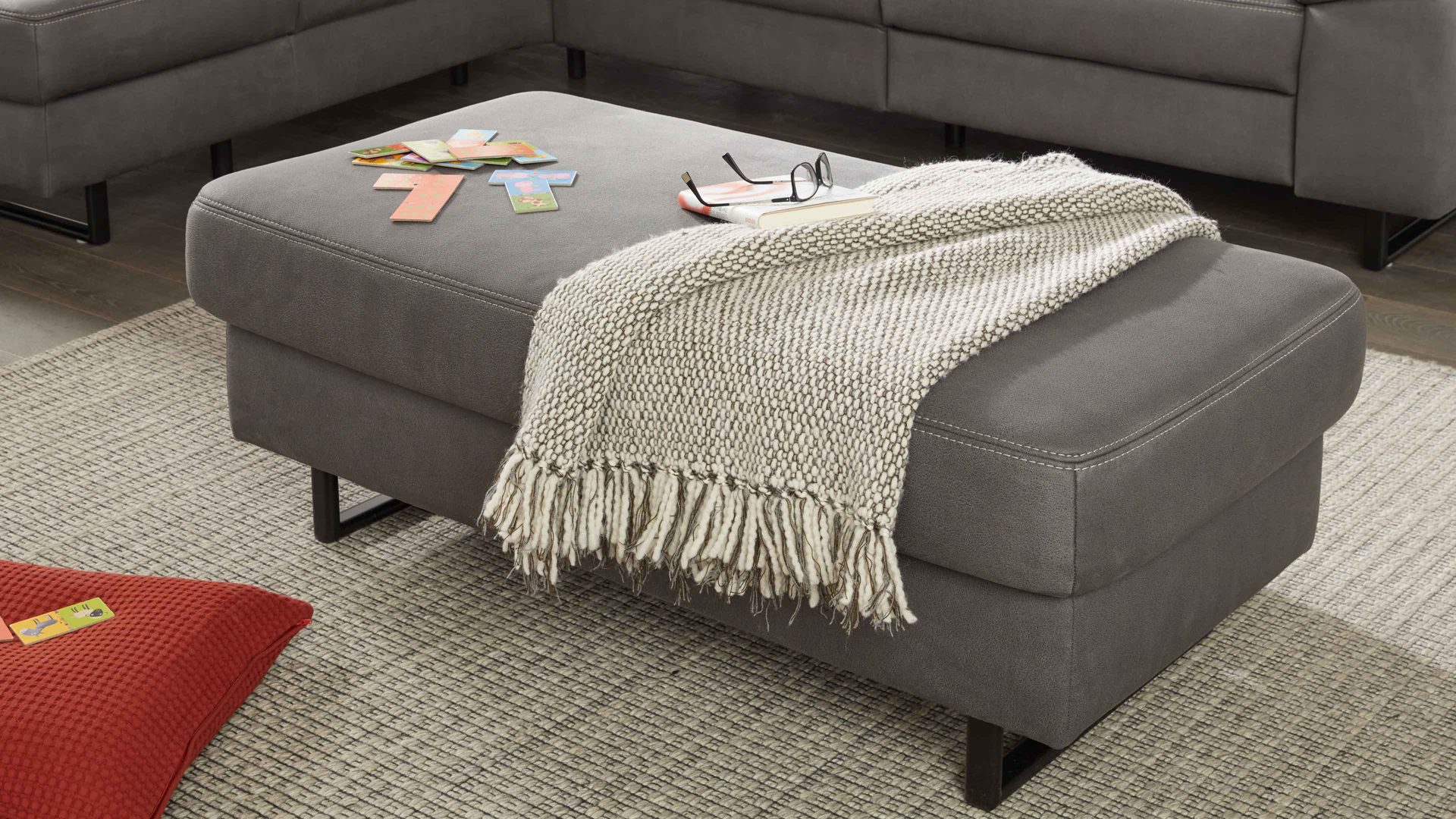 Funktionshocker modulmaster aus Stoff in Anthrazit Modulmaster MM-ZE1147 - XXL-Funktionshocker anthrazitfarbener Stoffbezug Deluxe & schwarze Metallfüße - ca. 132 x 67 cm